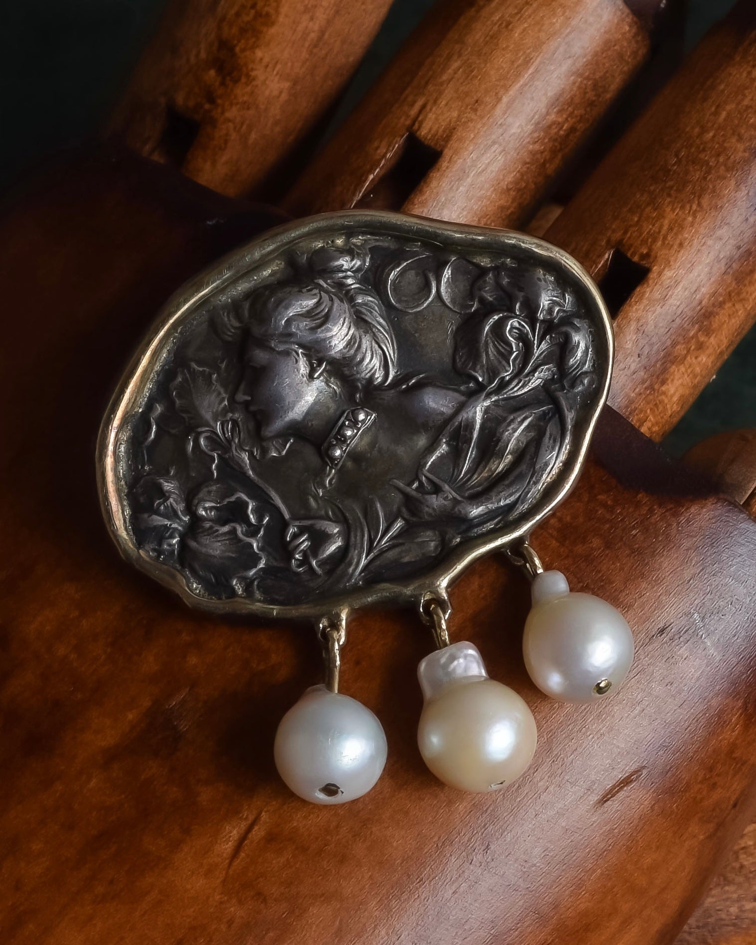 "Vintage engraved relief motif pearl brooch"