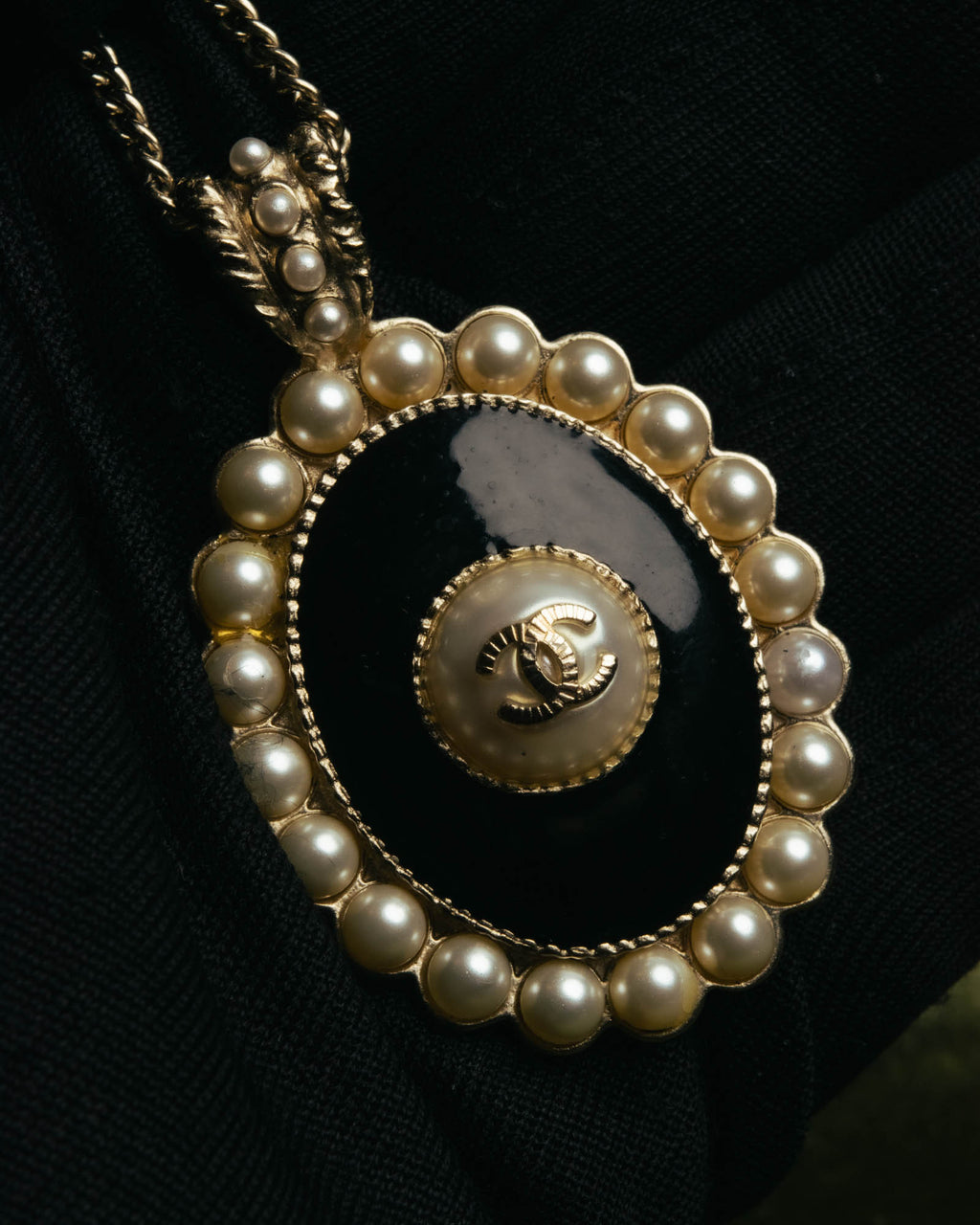 -SPECIAL- “CHANEL” 2017 Cruise Collection Pearl trimmed black pendant necklace