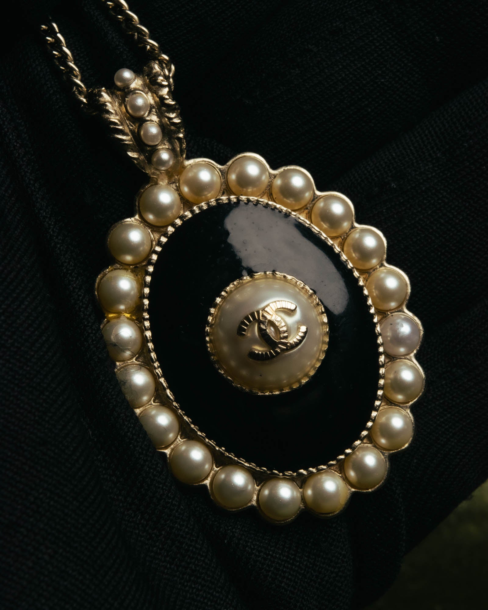 -SPECIAL- “CHANEL” 2017 Cruise Collection Pearl trimmed black pendant necklace