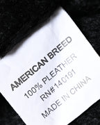 ブラックの起毛ライニングに配された品質表示タグのクローズアップ。AMERICAN BREED表記と、表地100% PLEATHERの素材表記を確認できるカット。