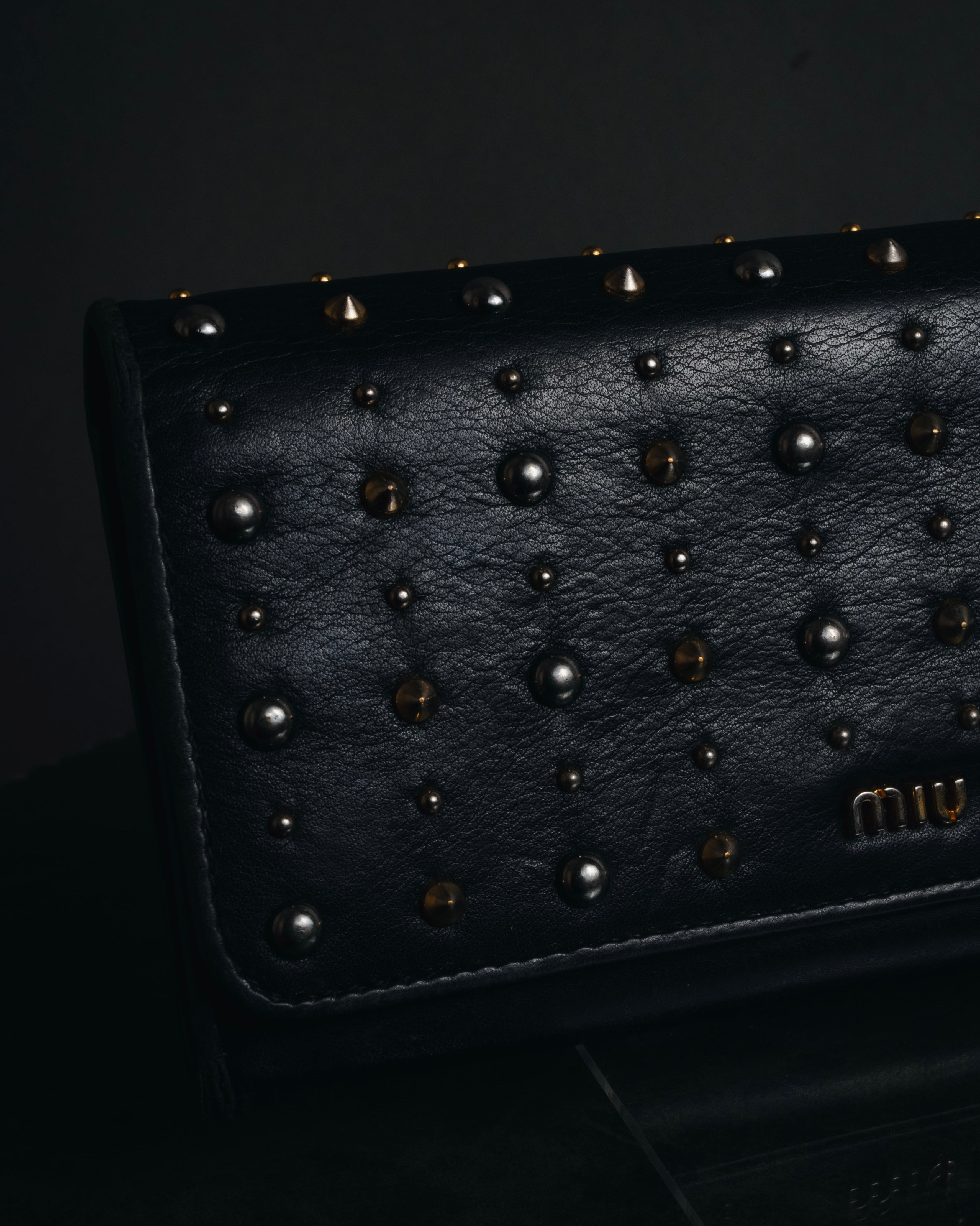 miu miu ブラック レザー ケース スタッズ 財布 ビンテージ MIU MIU (ミュウミュウ) - スタッズ レザー フラップ 長財布