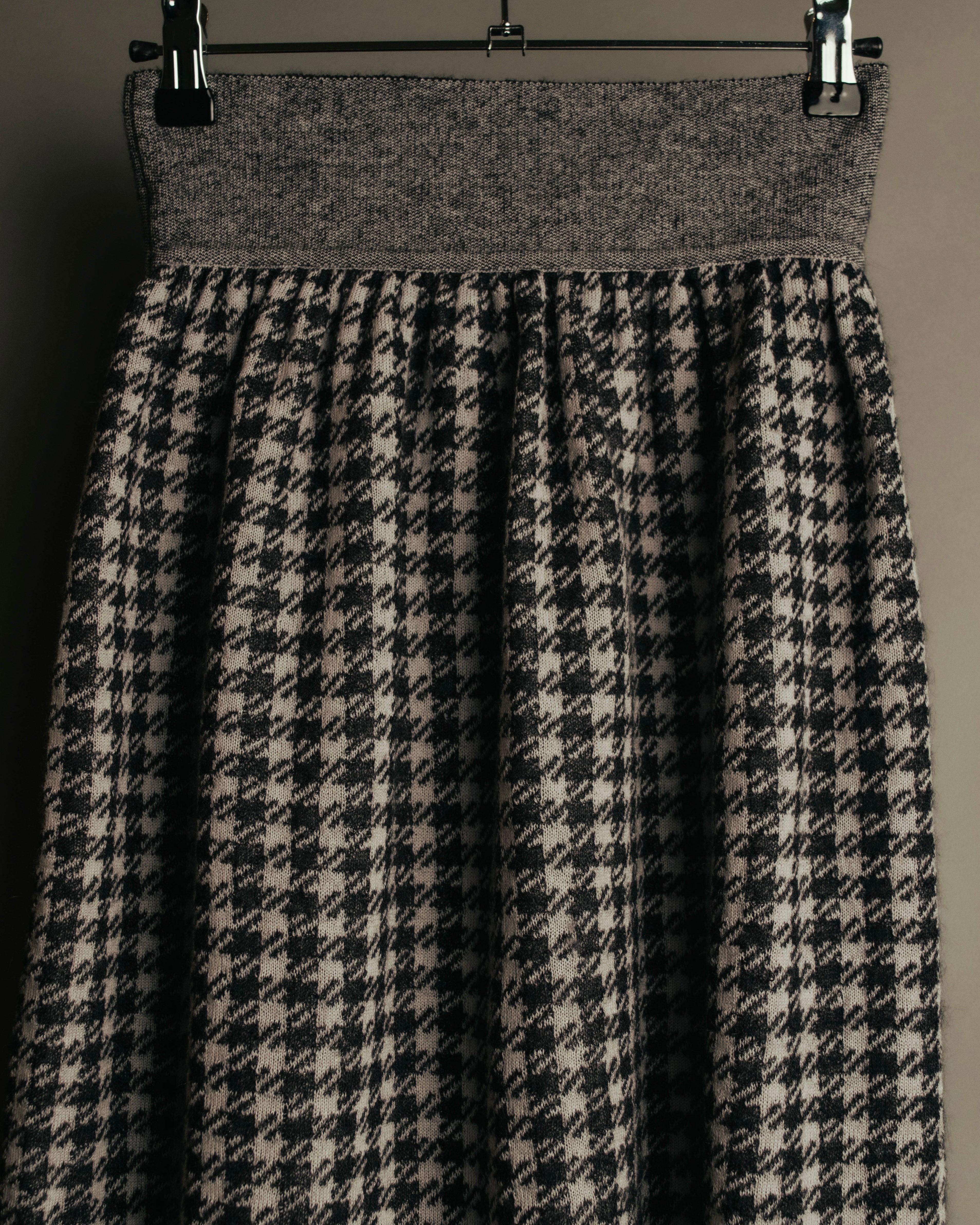 “Salvatore Ferragamo” 90’s-00’s Houndstooth knit flare skirt