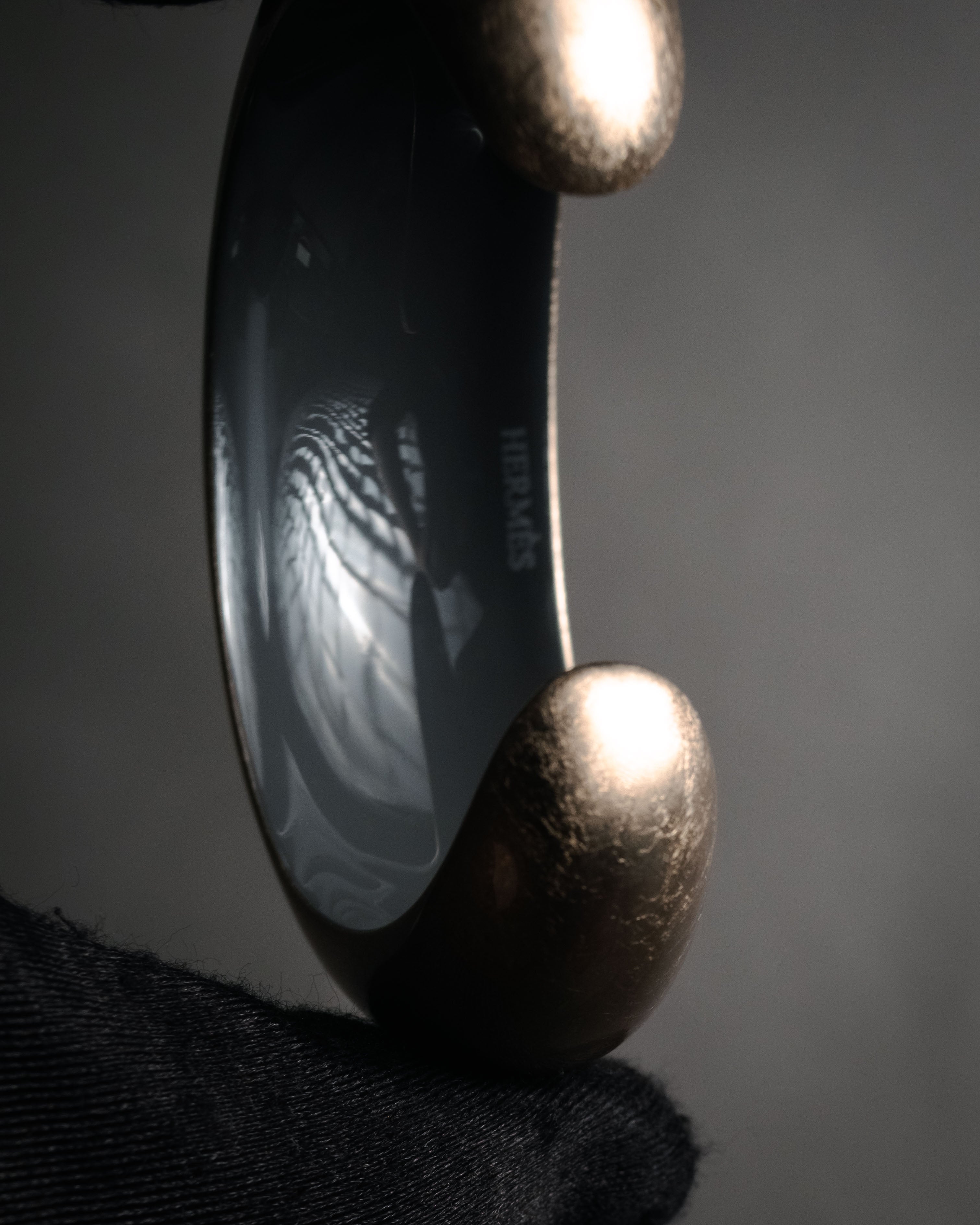 –SPECIAL– “HERMES” 00’s-10’s Lacquered wood open cuff