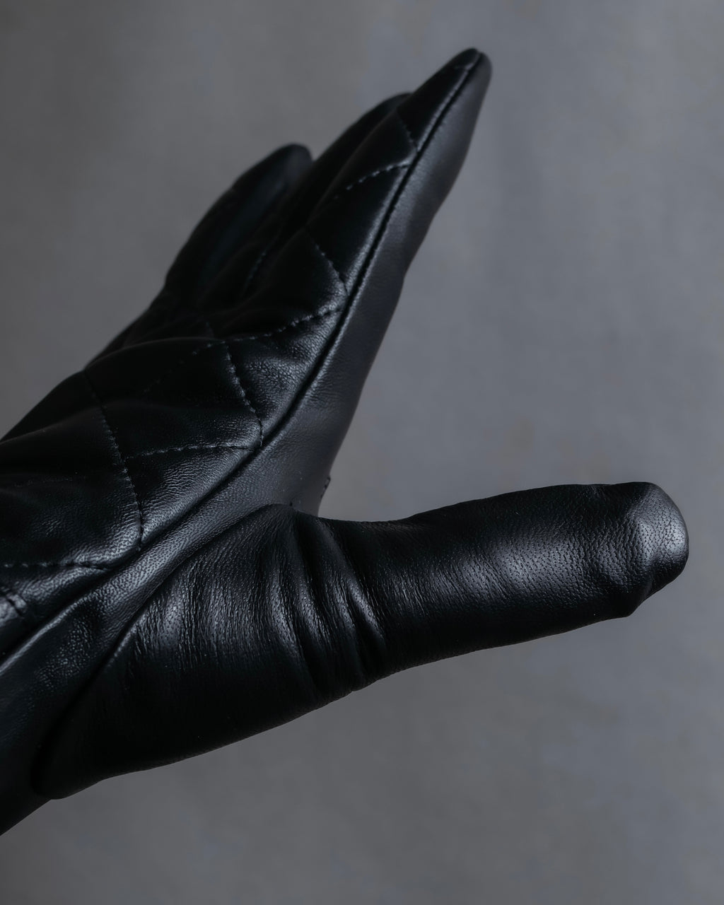 "Pierre Cardin" Belt buckle design quilted leather gloves