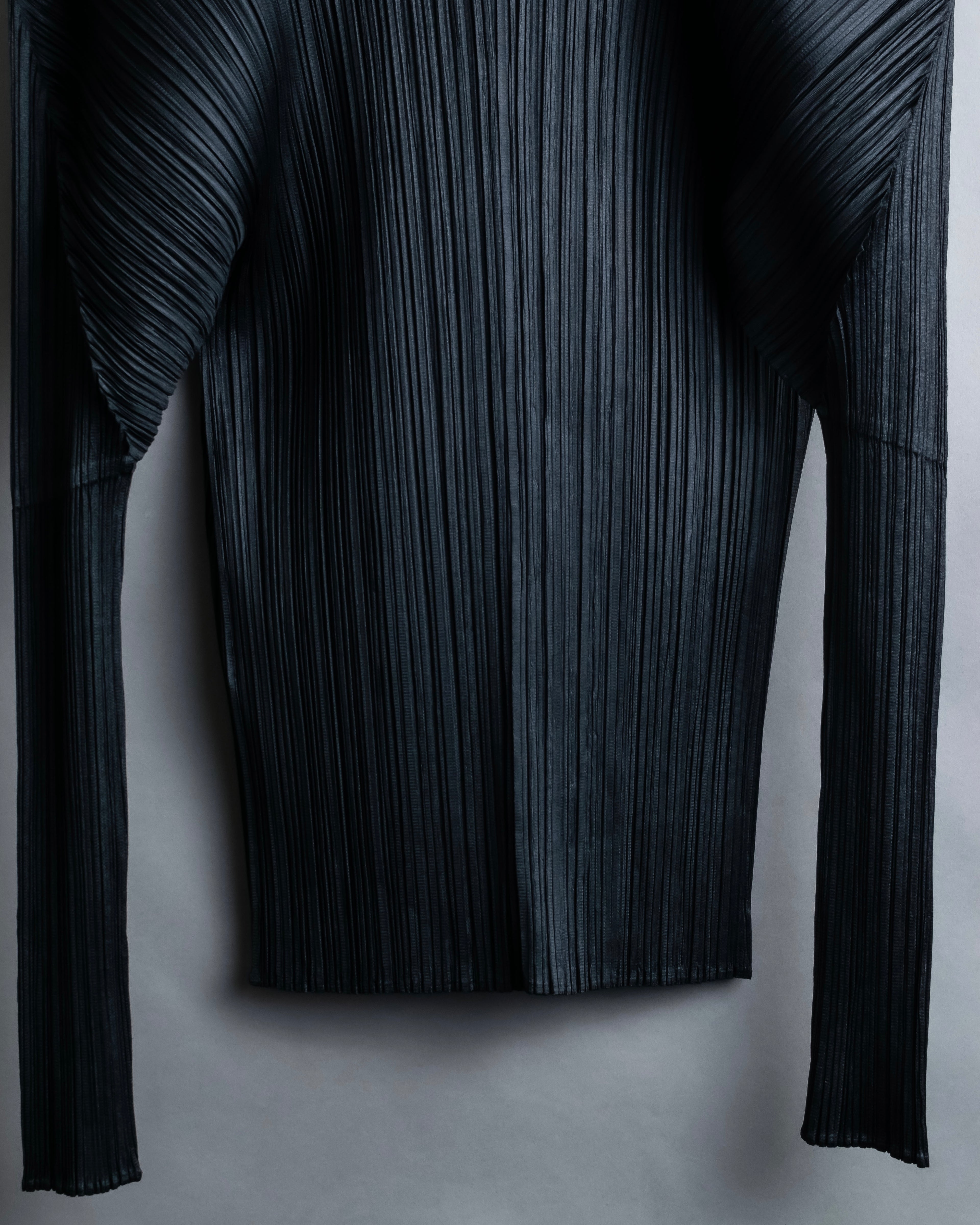 "PLEATS PLEASE ISSEY MIYAKE"
Features sleeve open collar blouse