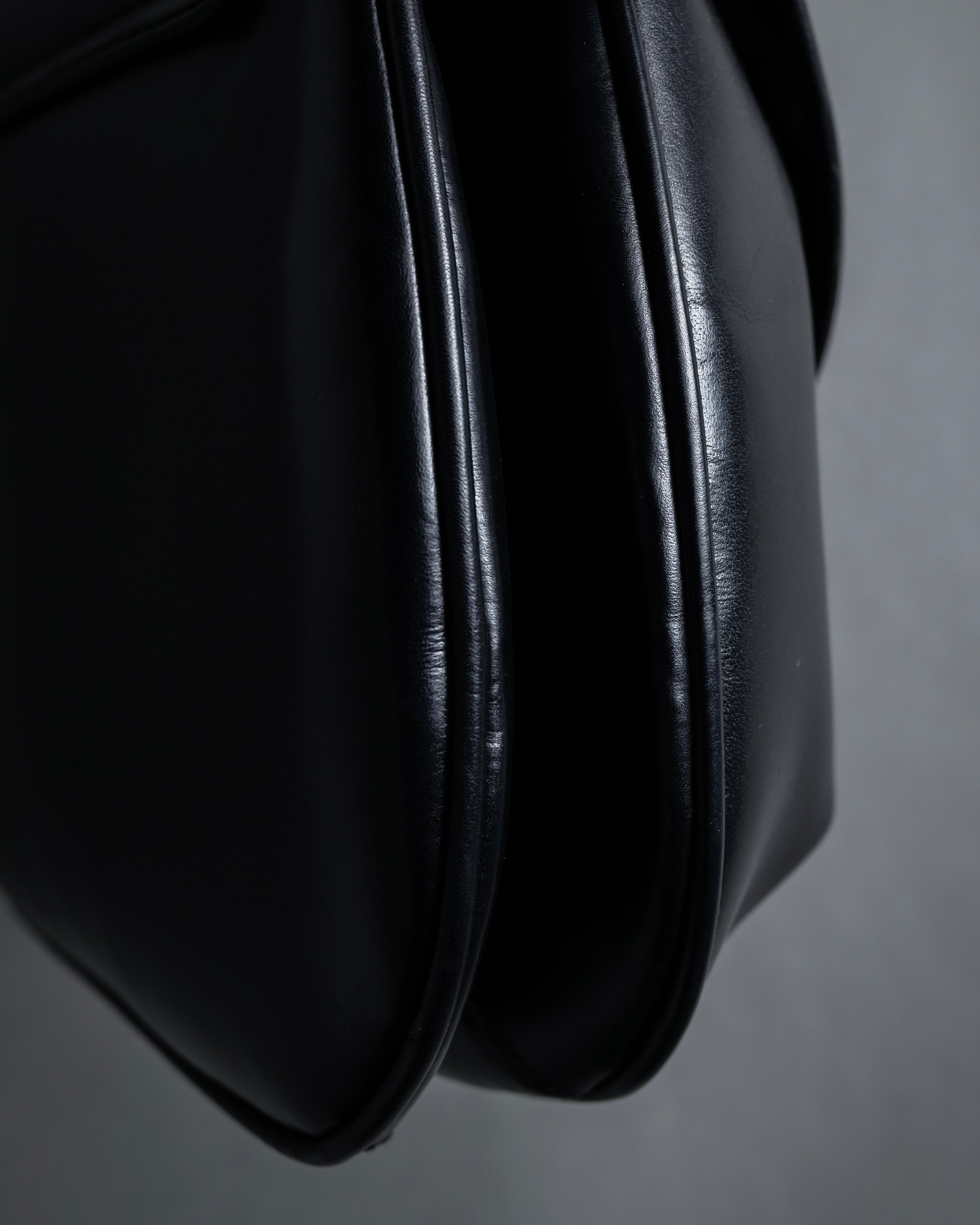 -MOOD Christmas Collection-
"CELINE" 70's Curved organic silhouette bamboo leather hand bag