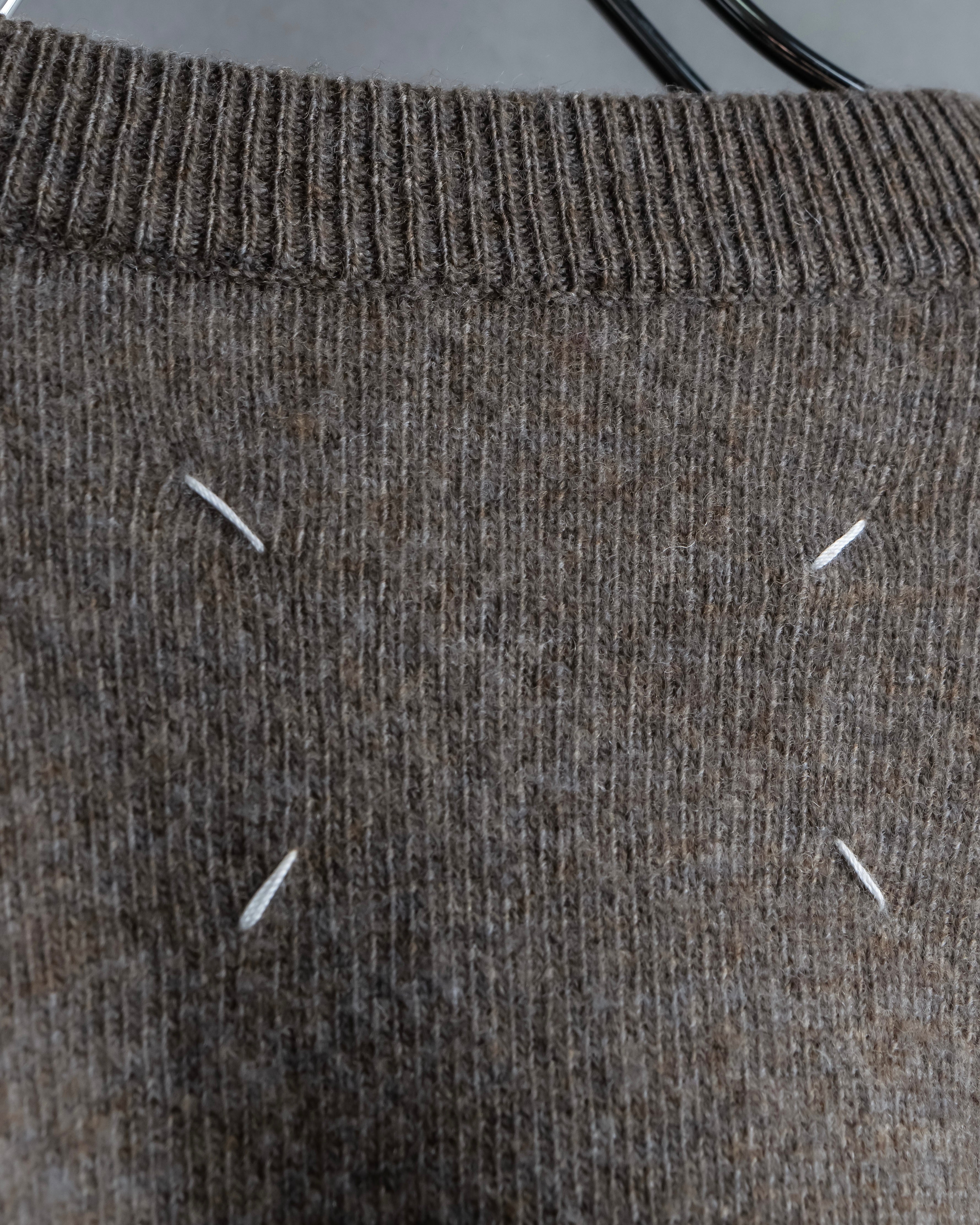 "MAISON MARGIELA 2005's AW " Twisted detail V-neck knit