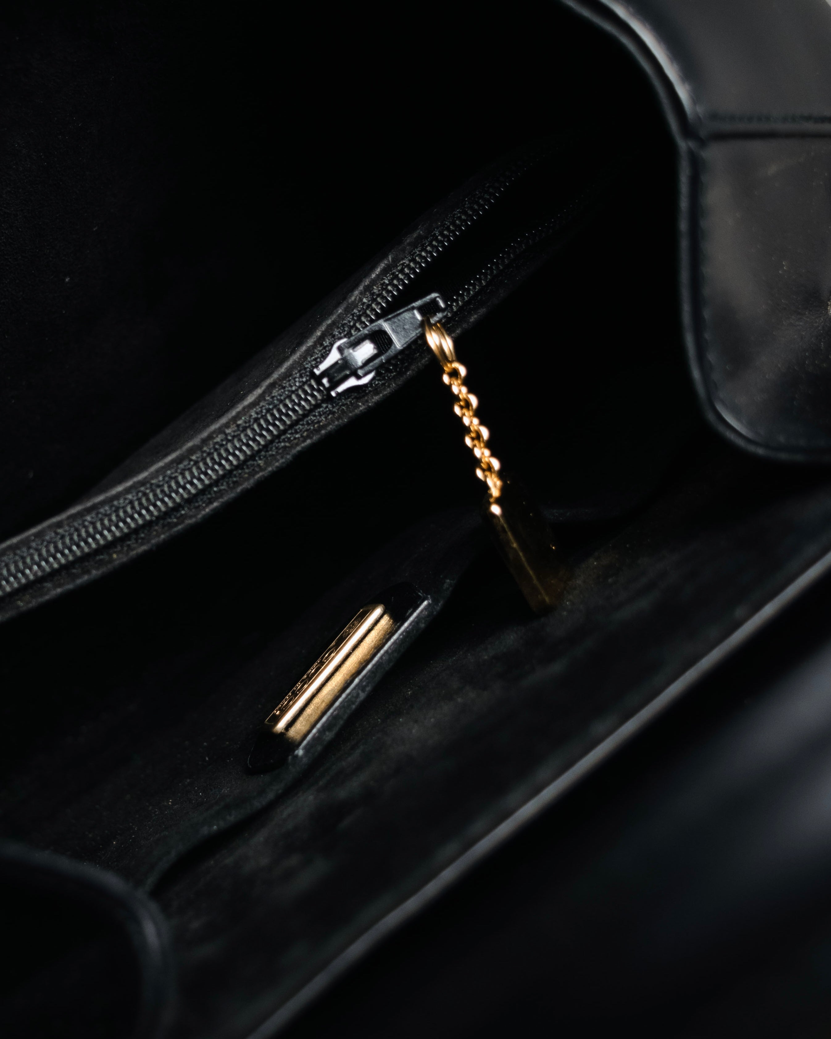 –SPECIAL– "GUCCI" 90’s Architectural oval hardware box calf handbag