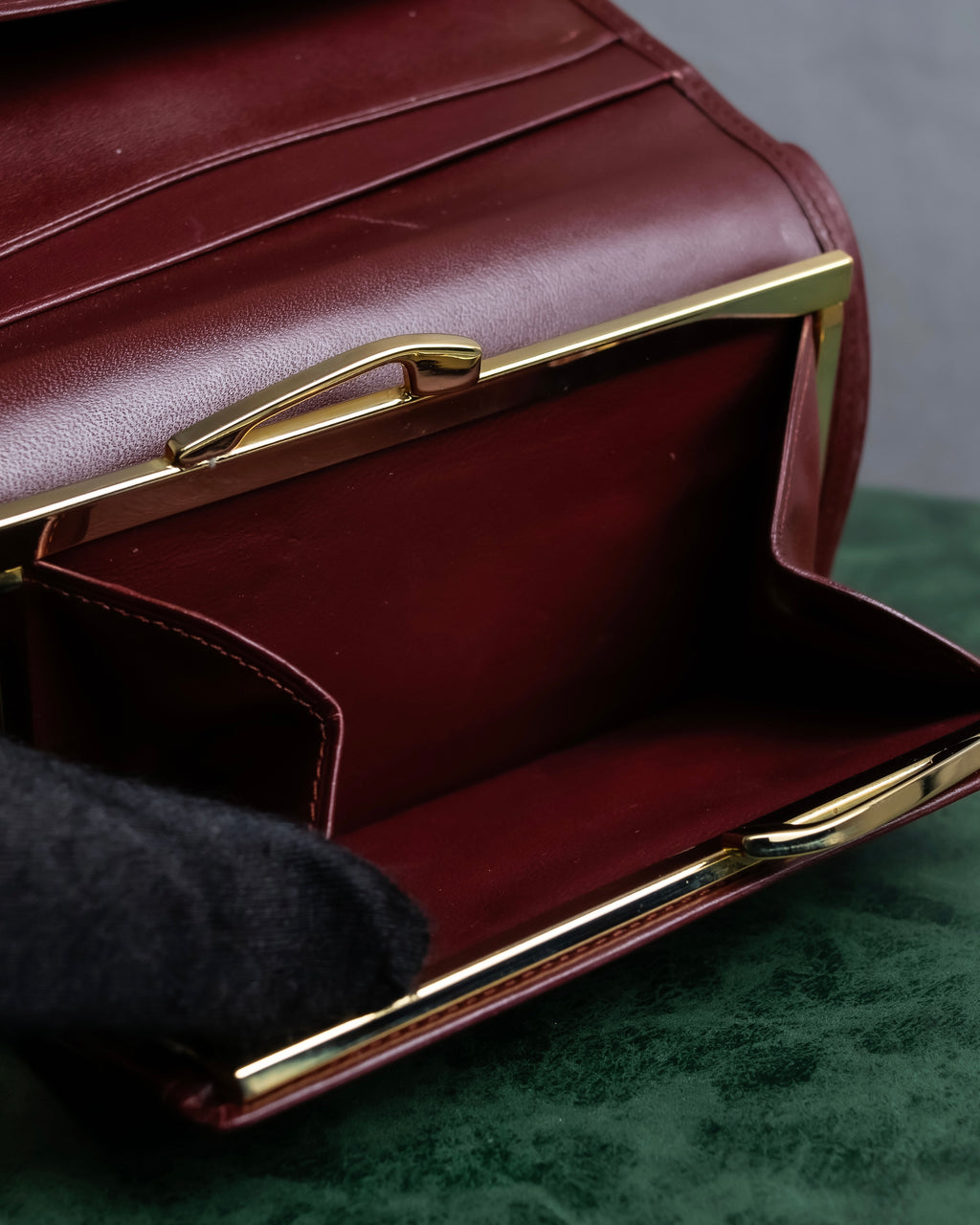 "Cartier" Les Must de Cartier bordeaux color leather wallet