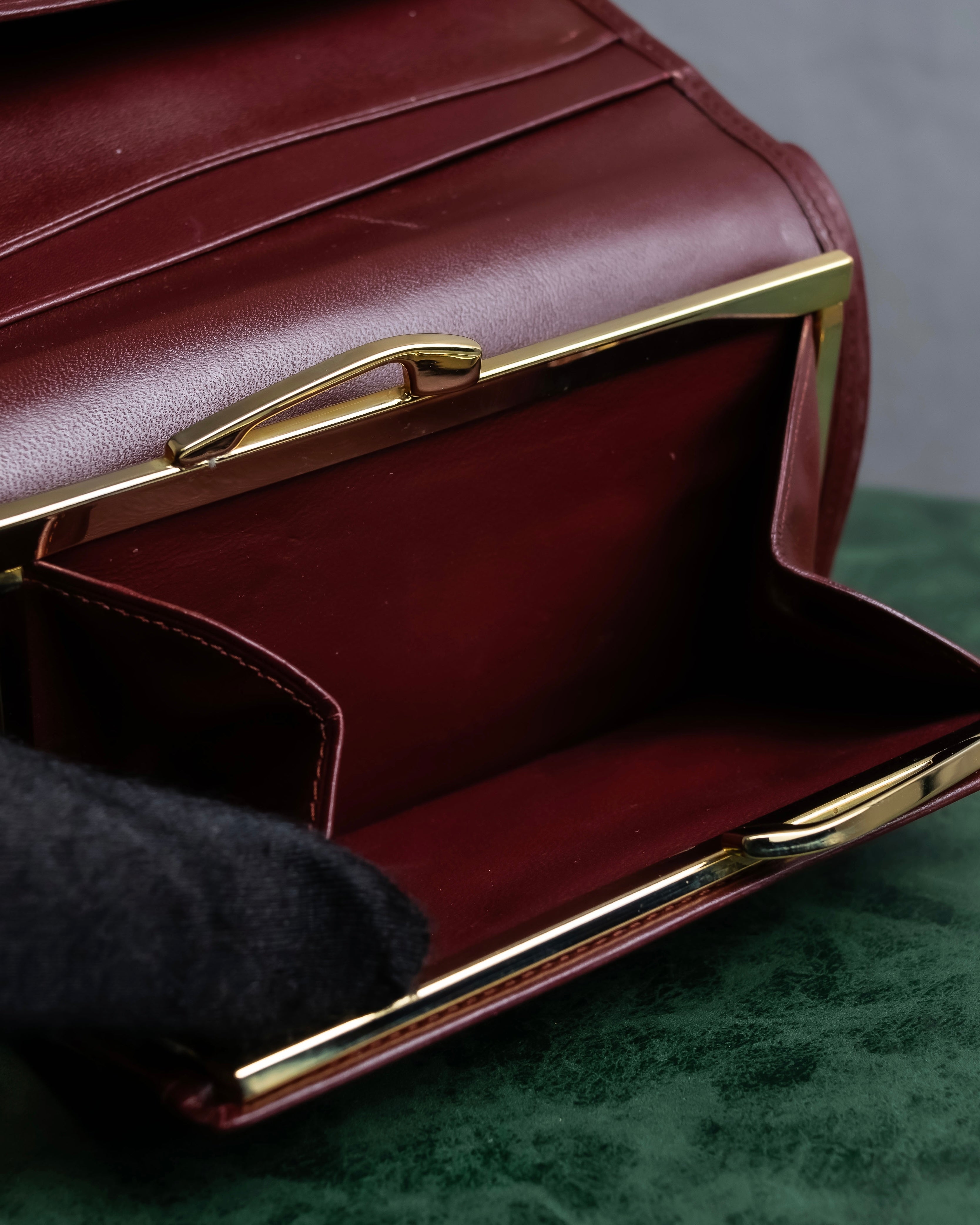 "Cartier" Les Must de Cartier bordeaux color leather wallet