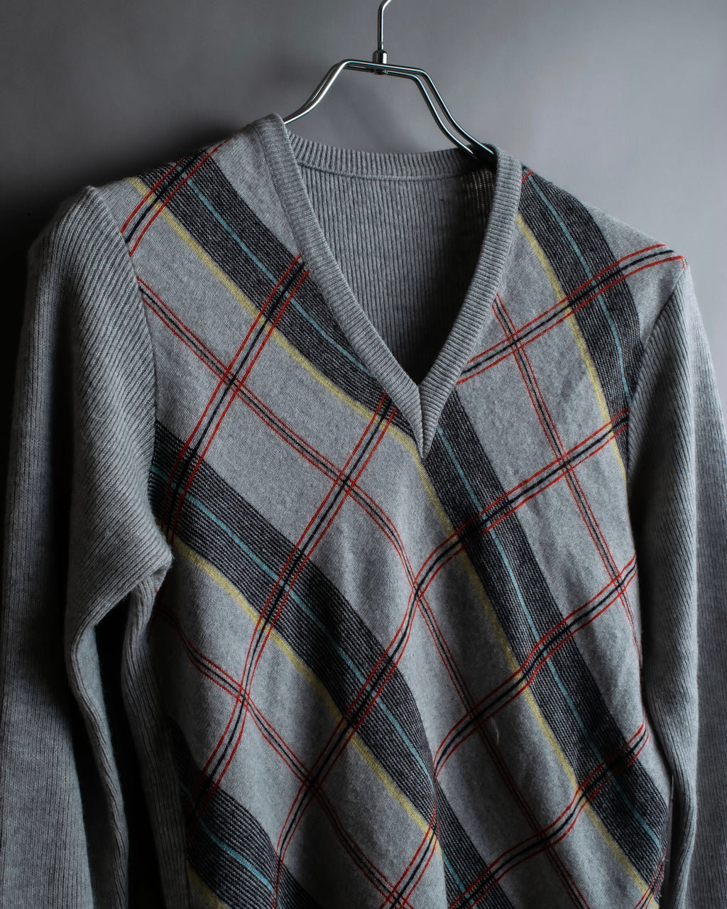 Diagonal deformed check rib knit.