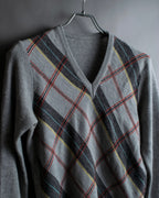 Diagonal deformed check rib knit.