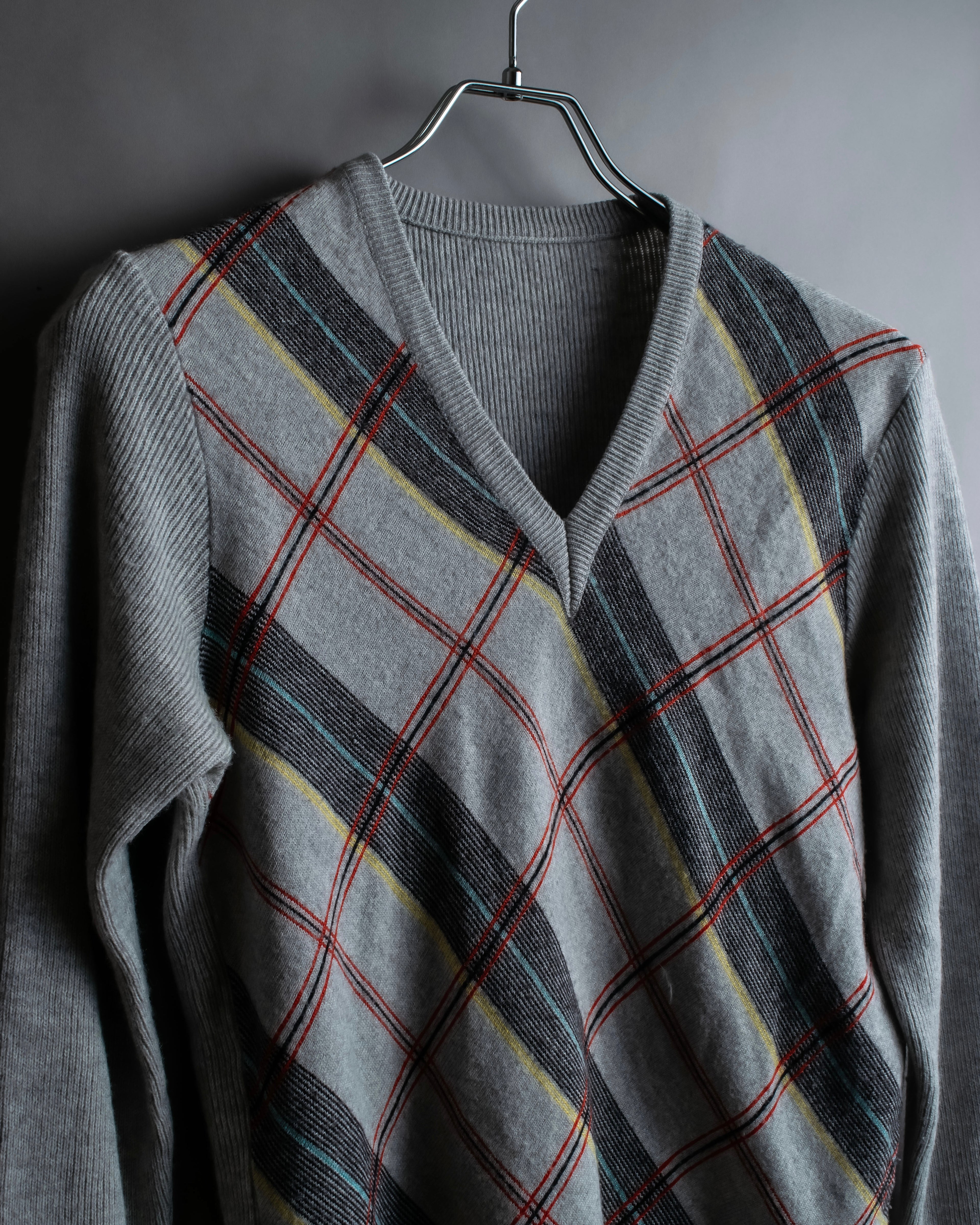 Diagonal deformed check rib knit.