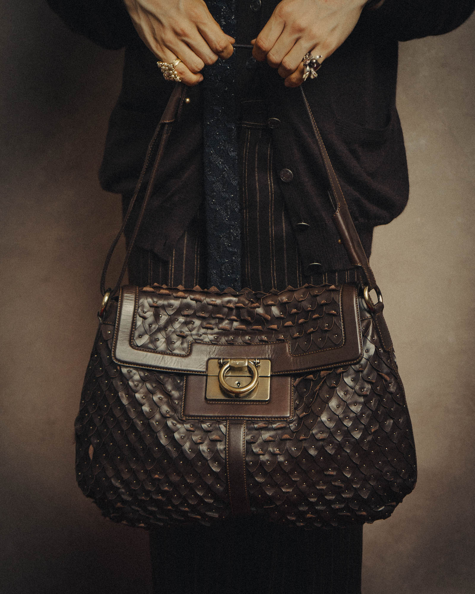 -SPECIAL- “Salvatore Ferragamo” 00’s-10’s Leather scale appliqué gancini shoulder bag