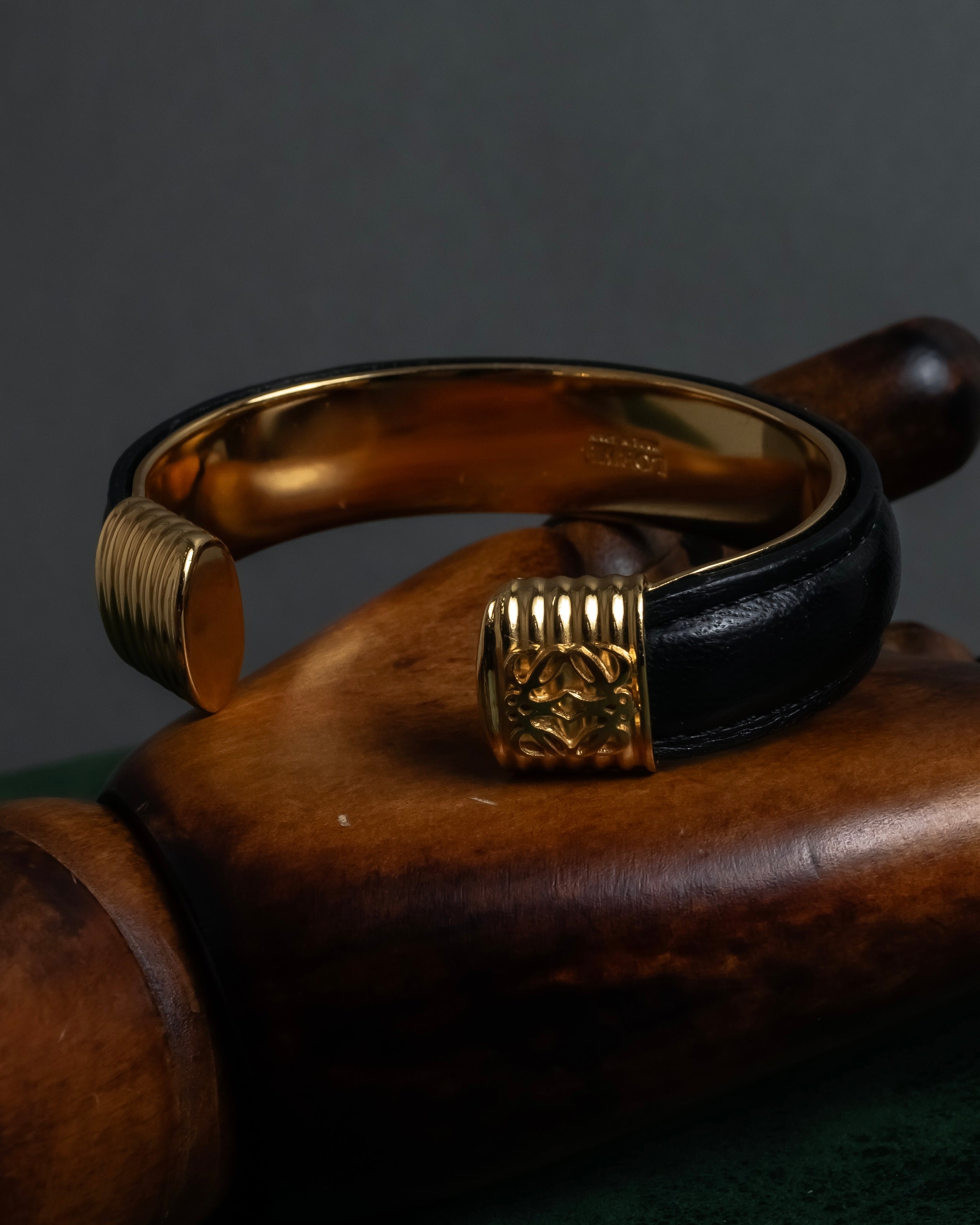 "LOEWE" Anagram logo engraved leather bangle