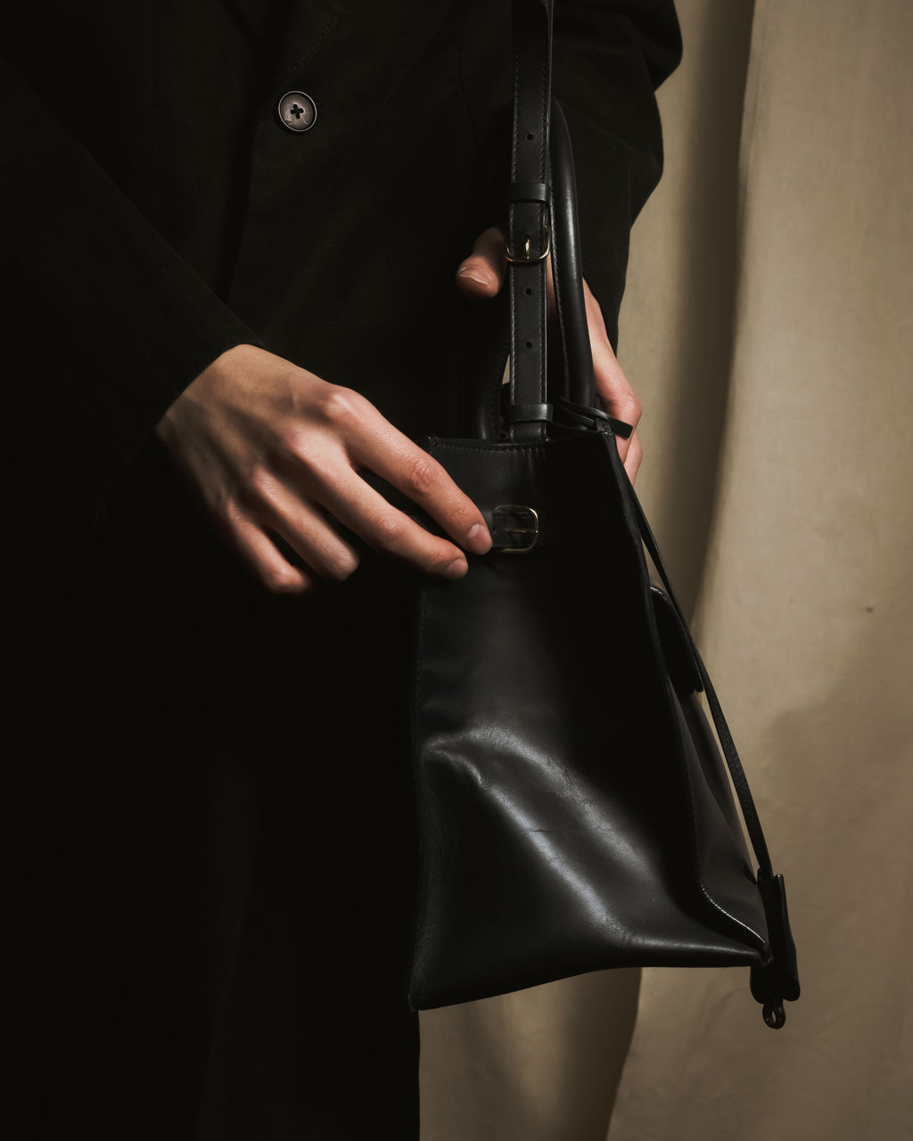 巴黎世家 2013 秋冬系列挂锁全天候结构皮革包