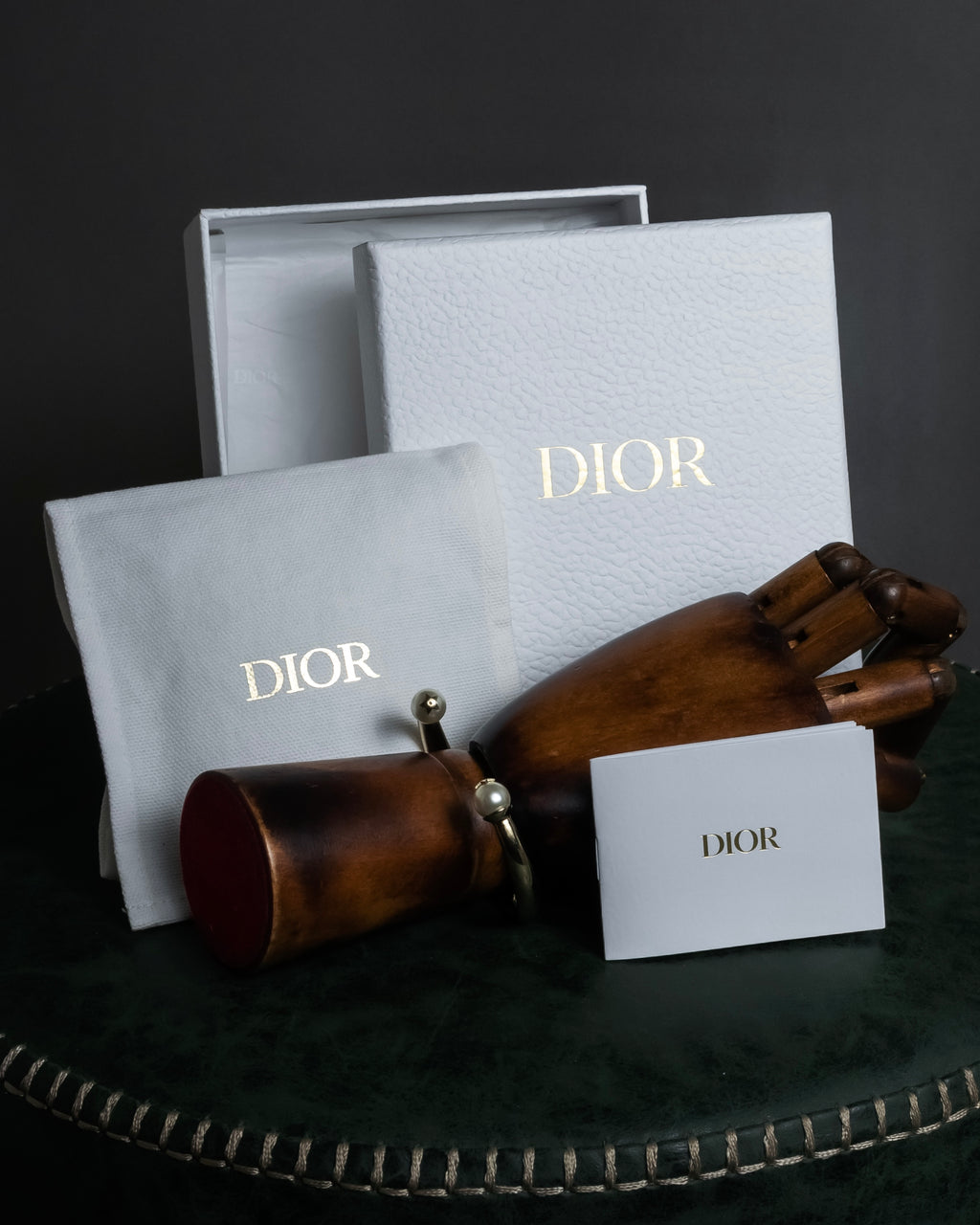 -MOOD Christmas Collection-
"Dior" Maria Grazia Chiuri design pearl motif carving gold bangle