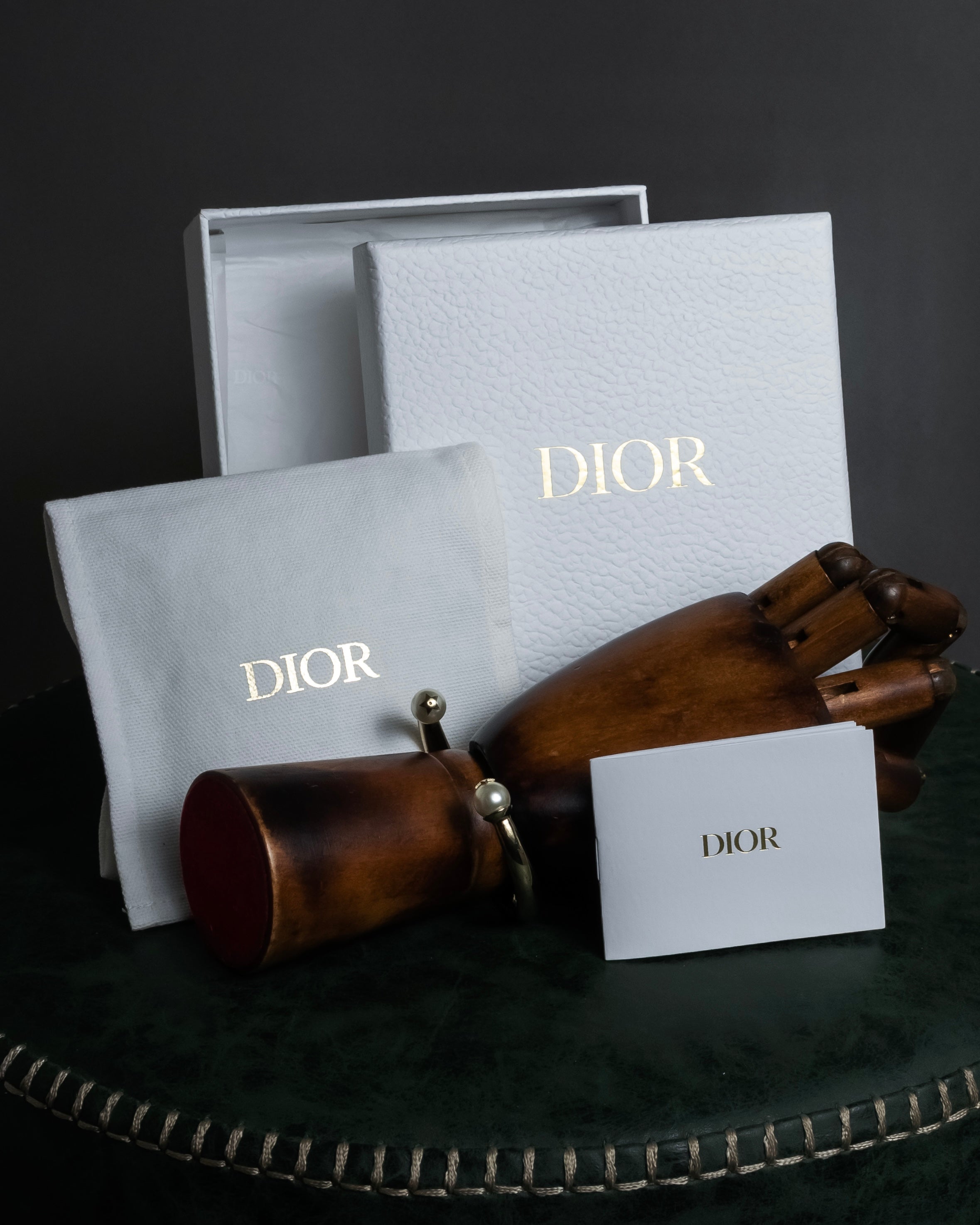 -MOOD Christmas Collection-
"Dior" Maria Grazia Chiuri design pearl motif carving gold bangle
