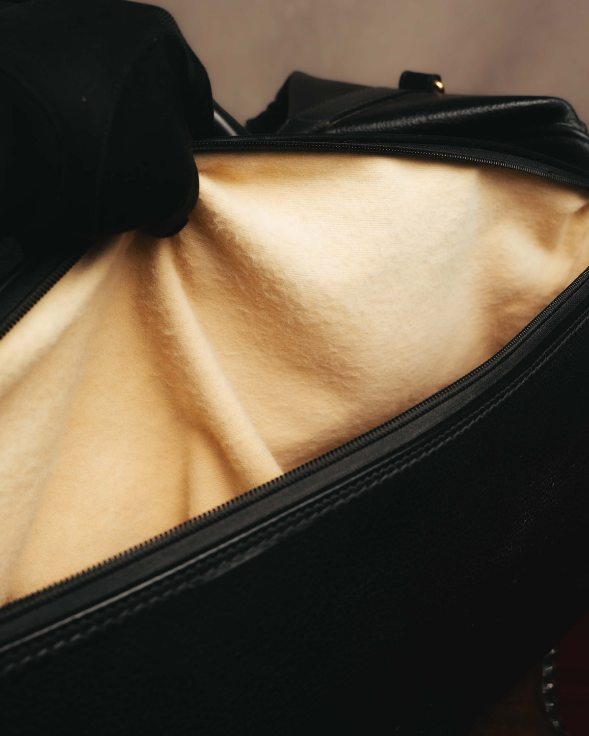 -SPECIAL- "GUCCI" 70's-80's Crest-detailed black leather two-way duffle bag