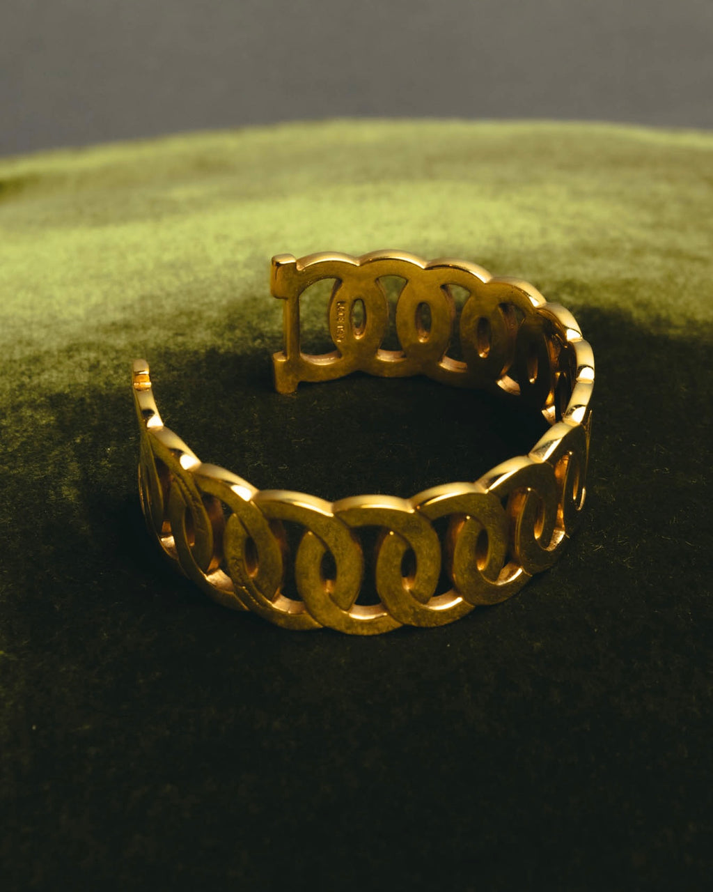 “Salvatore Ferragamo” 90’s-00’s Gancini motif gold bangle