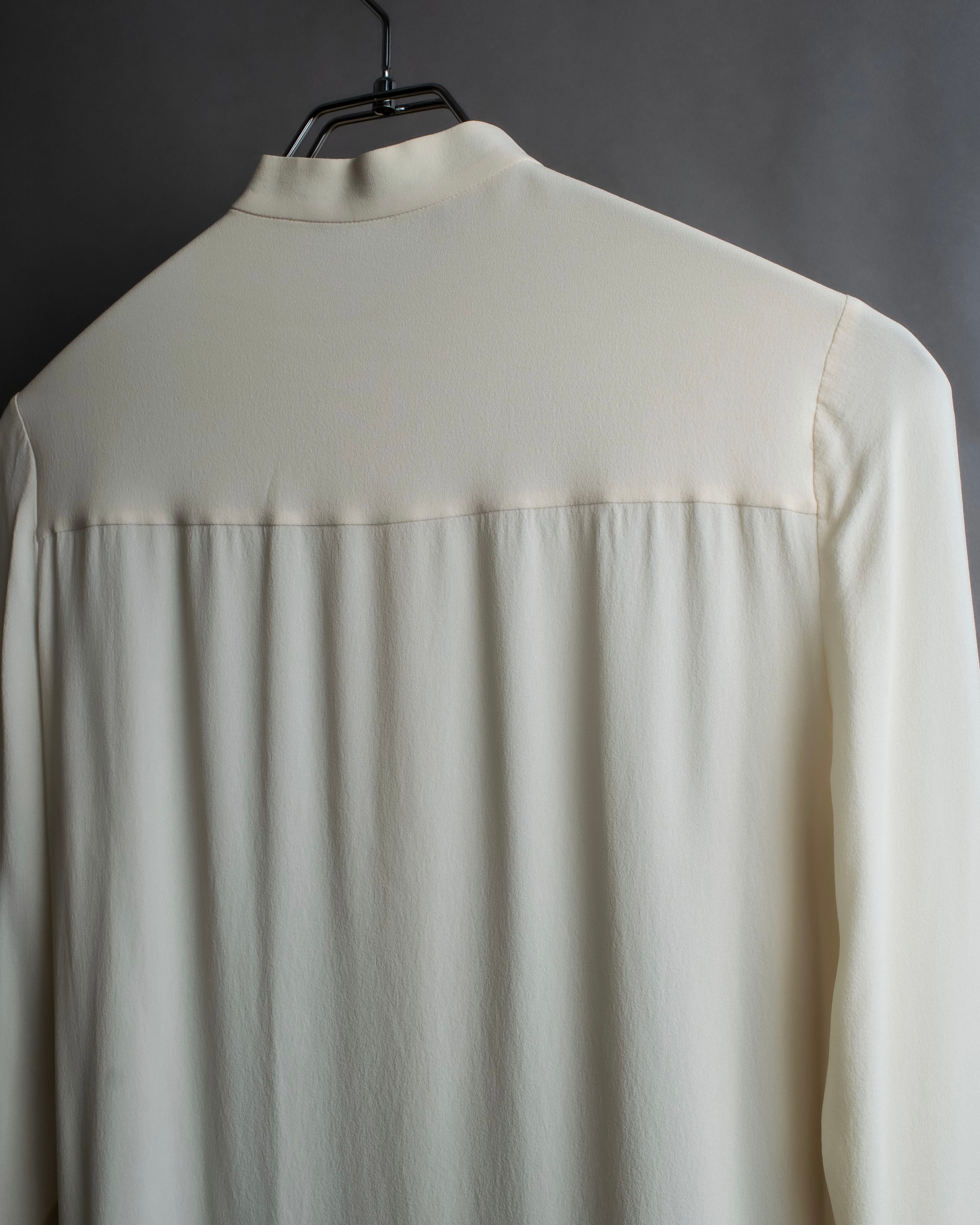 Camisa de seda con bordado en forma de logotipo "Alexandar McQueen" sin cuello