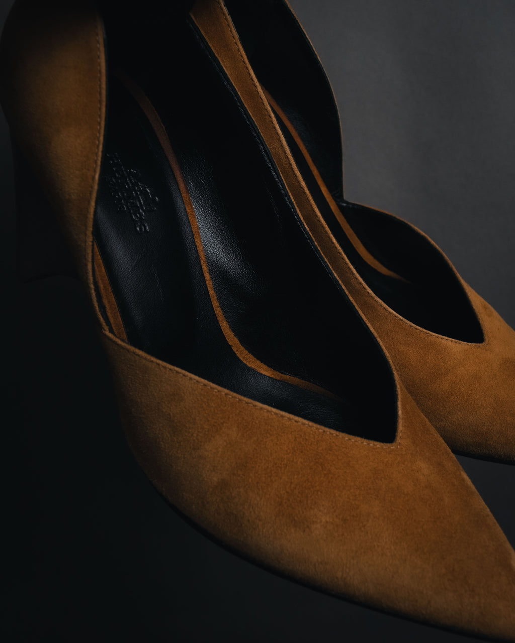 "HERMES" 00’s-10’s Suede V-cut  sculptural wood heel pumps