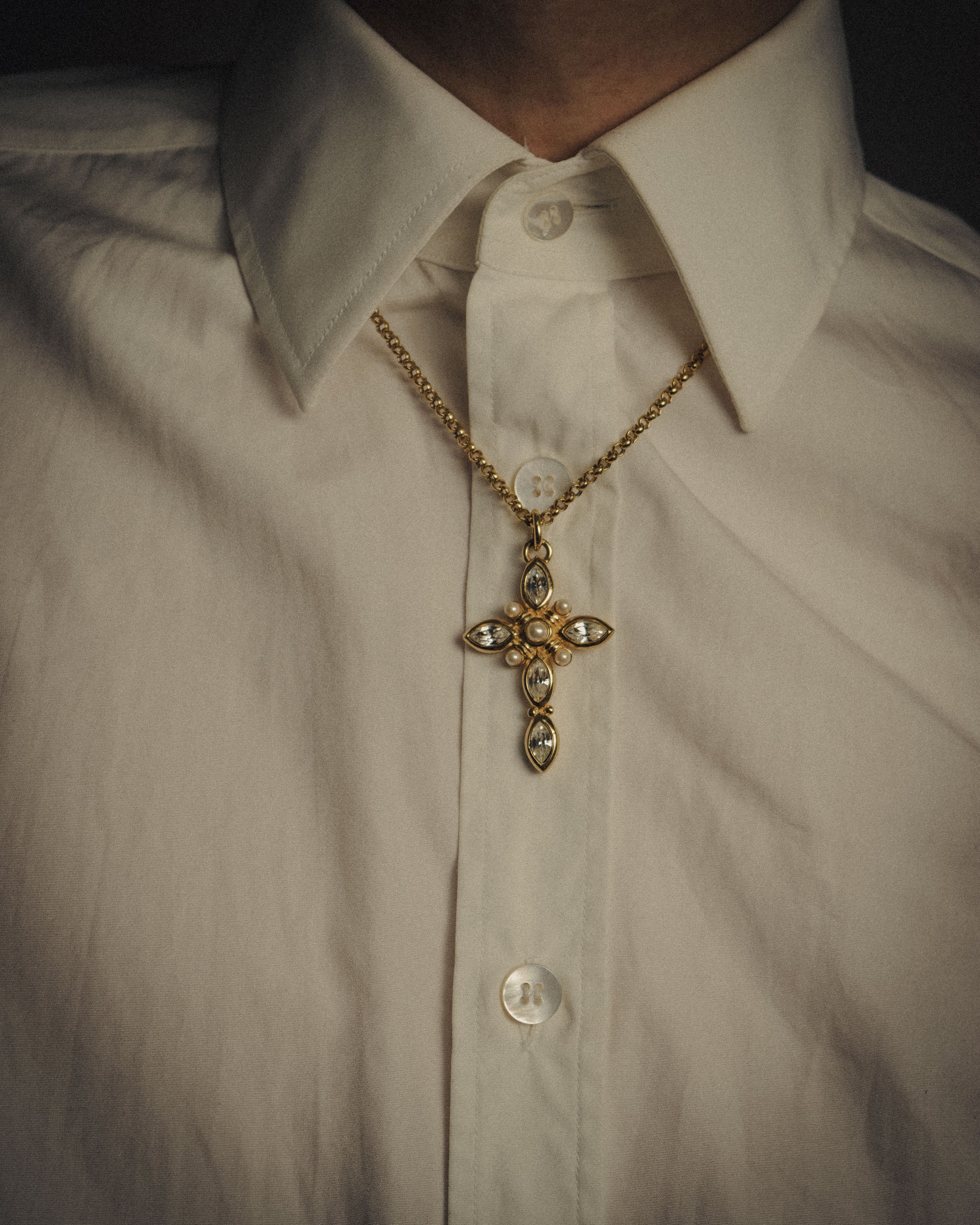 –SPECIAL– “Christian Dior”
80’s-90’s Crystal and faux pearl cross necklace