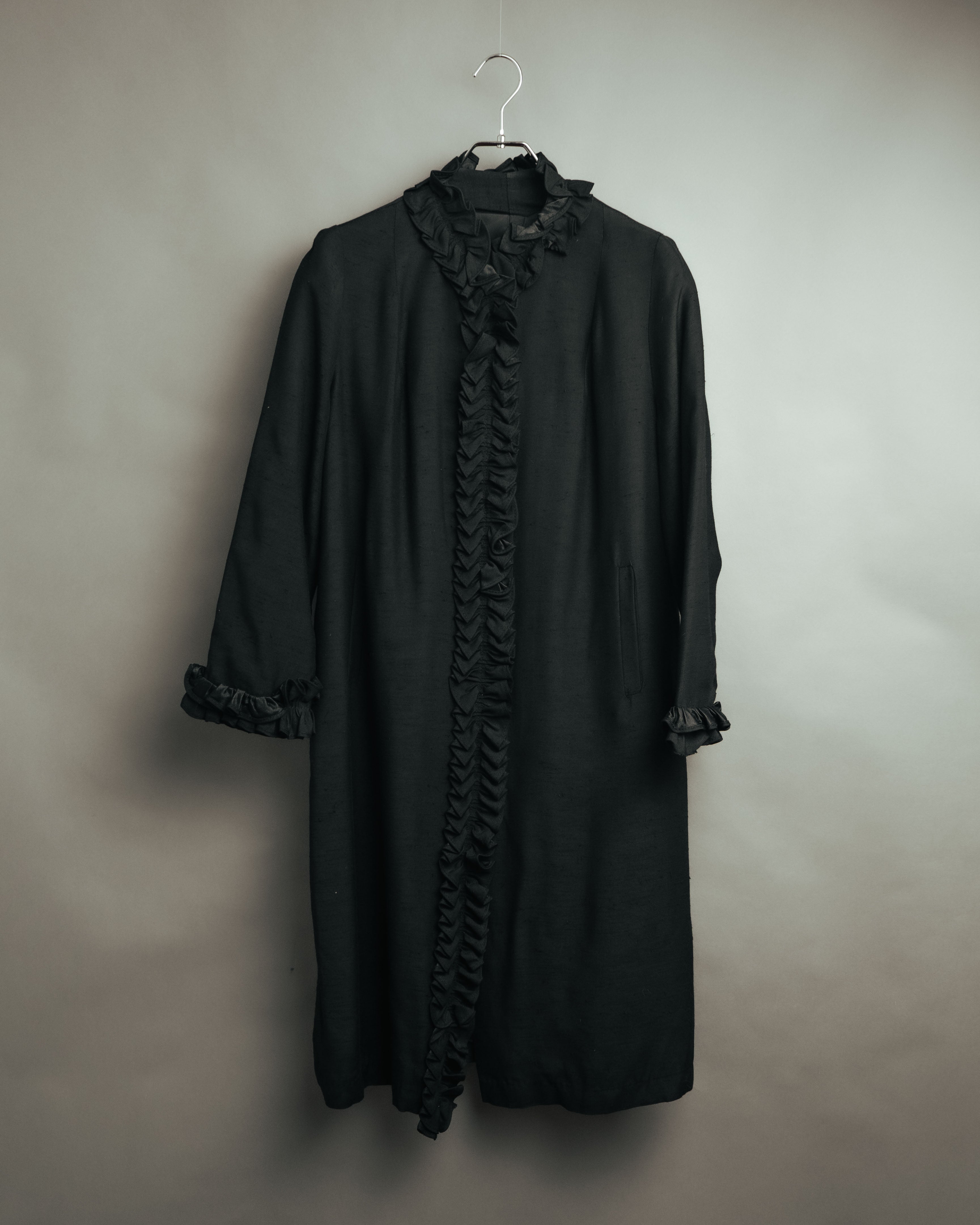 -MOOD Vintage Collections-
80’s-90’s Ruffle detail black long coat