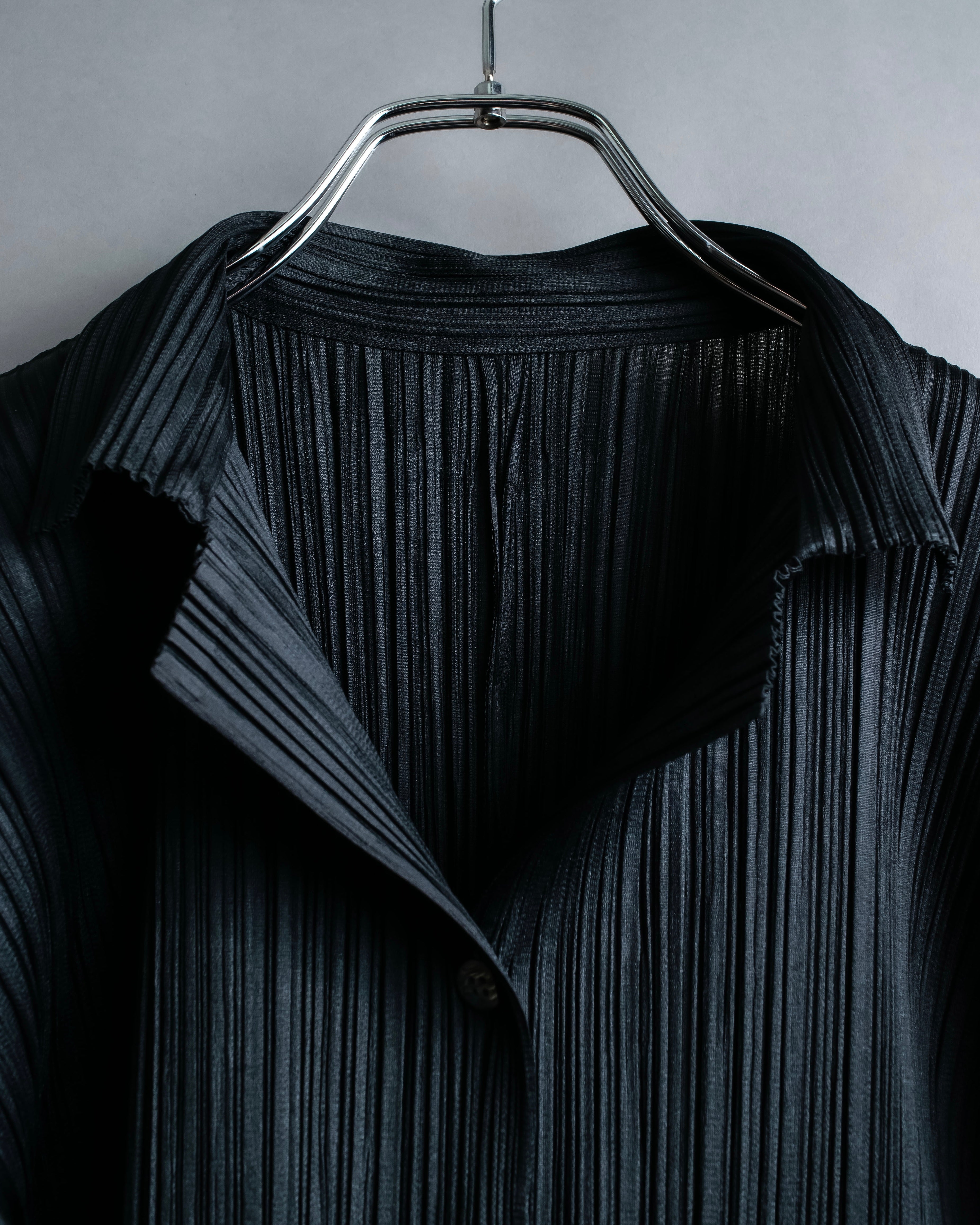 "PLEATS PLEASE ISSEY MIYAKE"
Features sleeve open collar blouse