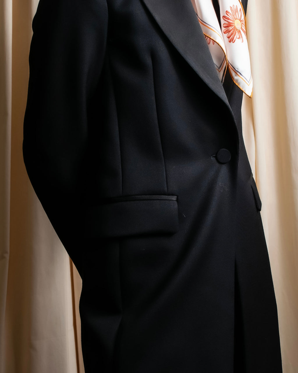 "HUGO BOSS" Satin switch lapel shaped tailored coat