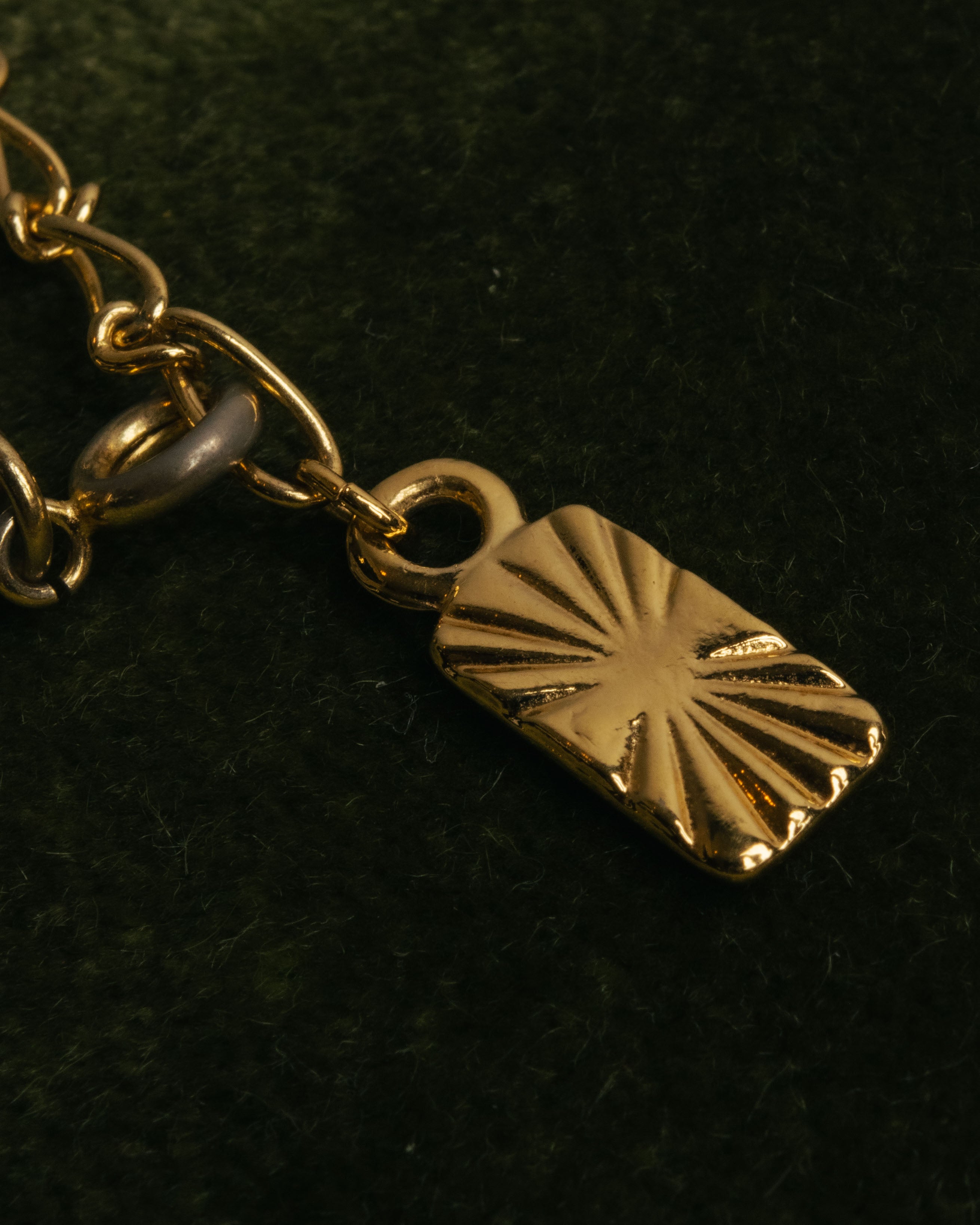 "YVES SAINT LAURENT" 80's-90's Gold-tone rolo chain necklace with faux pearl accents