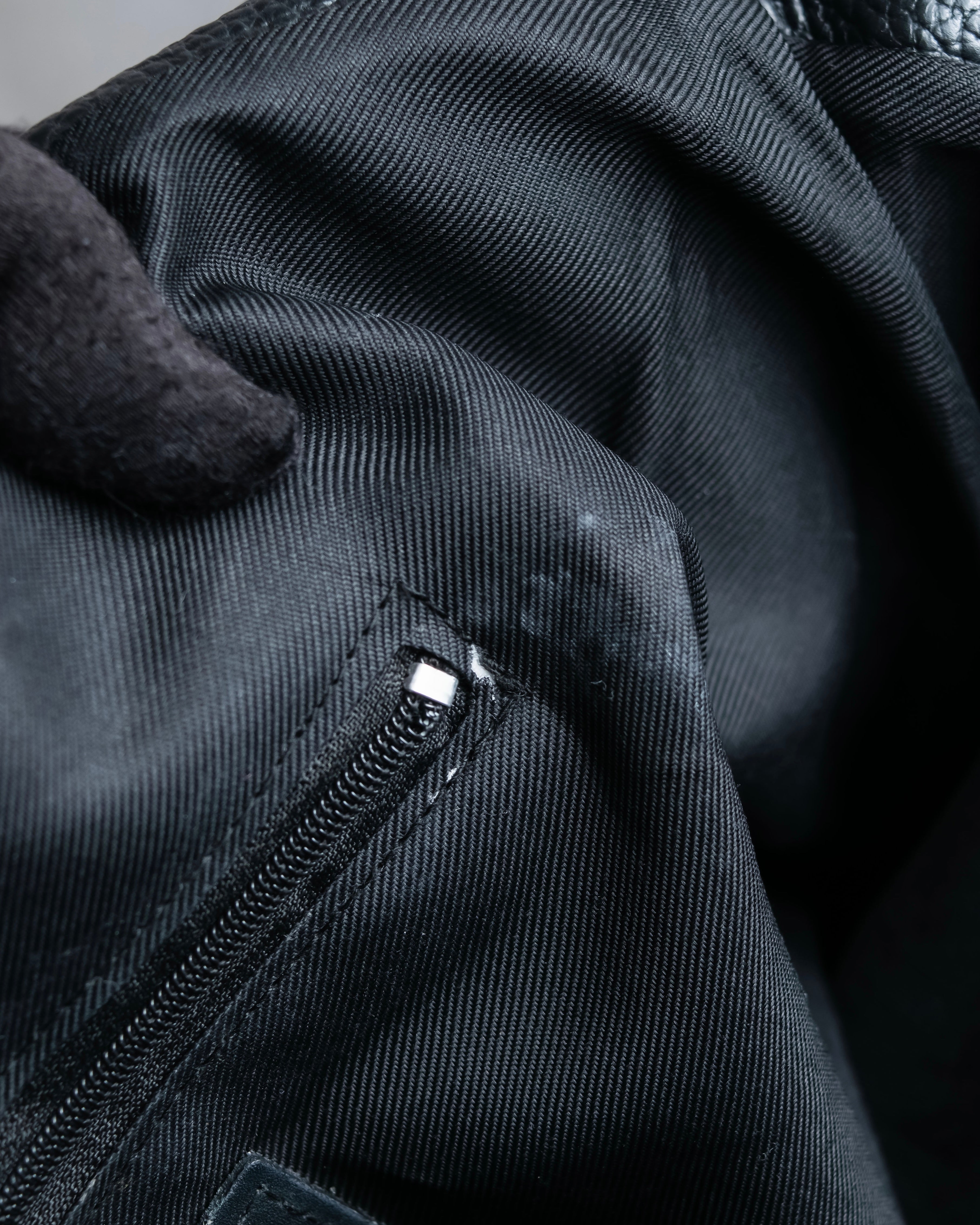 "AULENTTI" Gold closure belt design leather 2-way bag