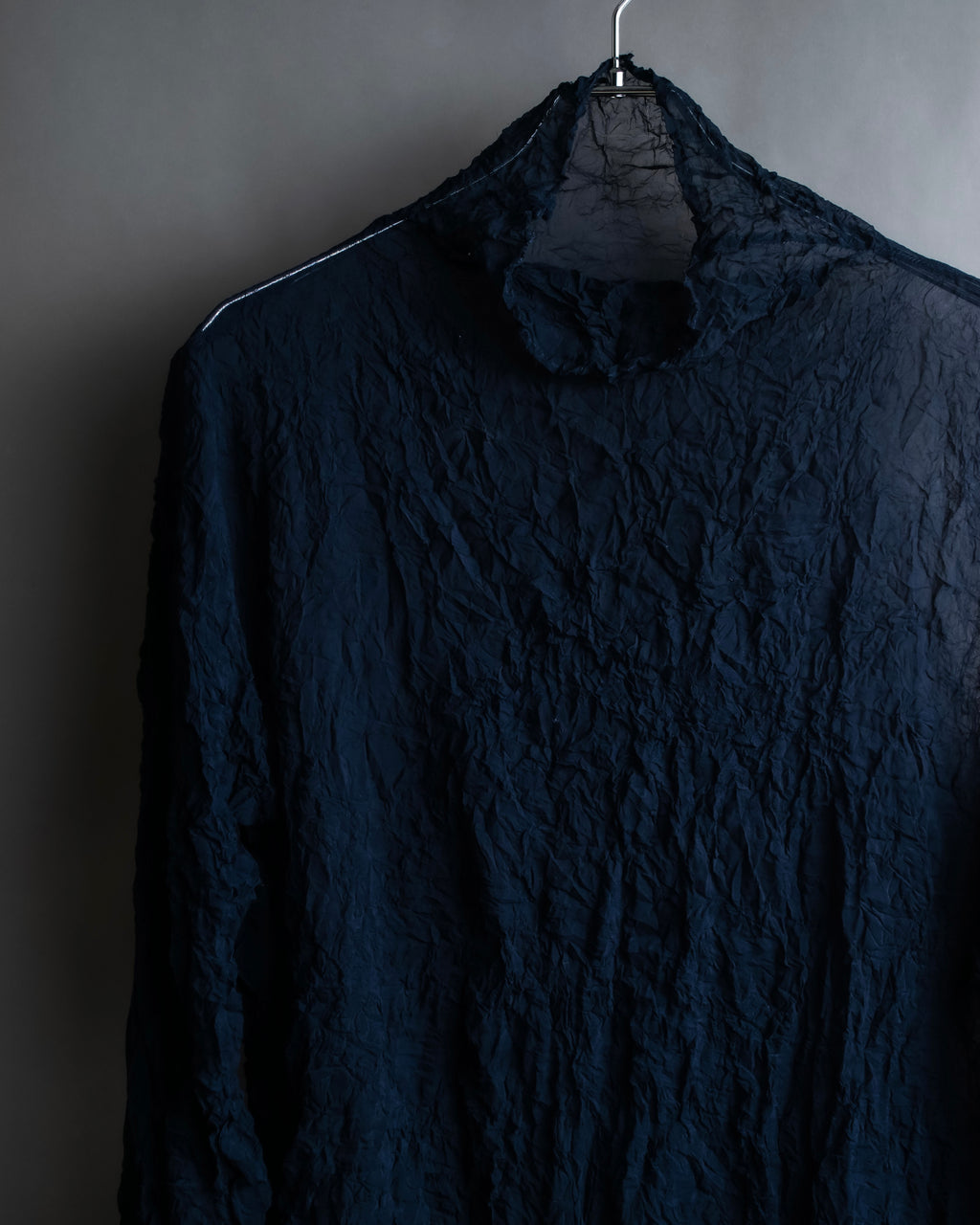 "ISSEY MIYAKE PERMANENTE"
Washed high neck sheer pullover