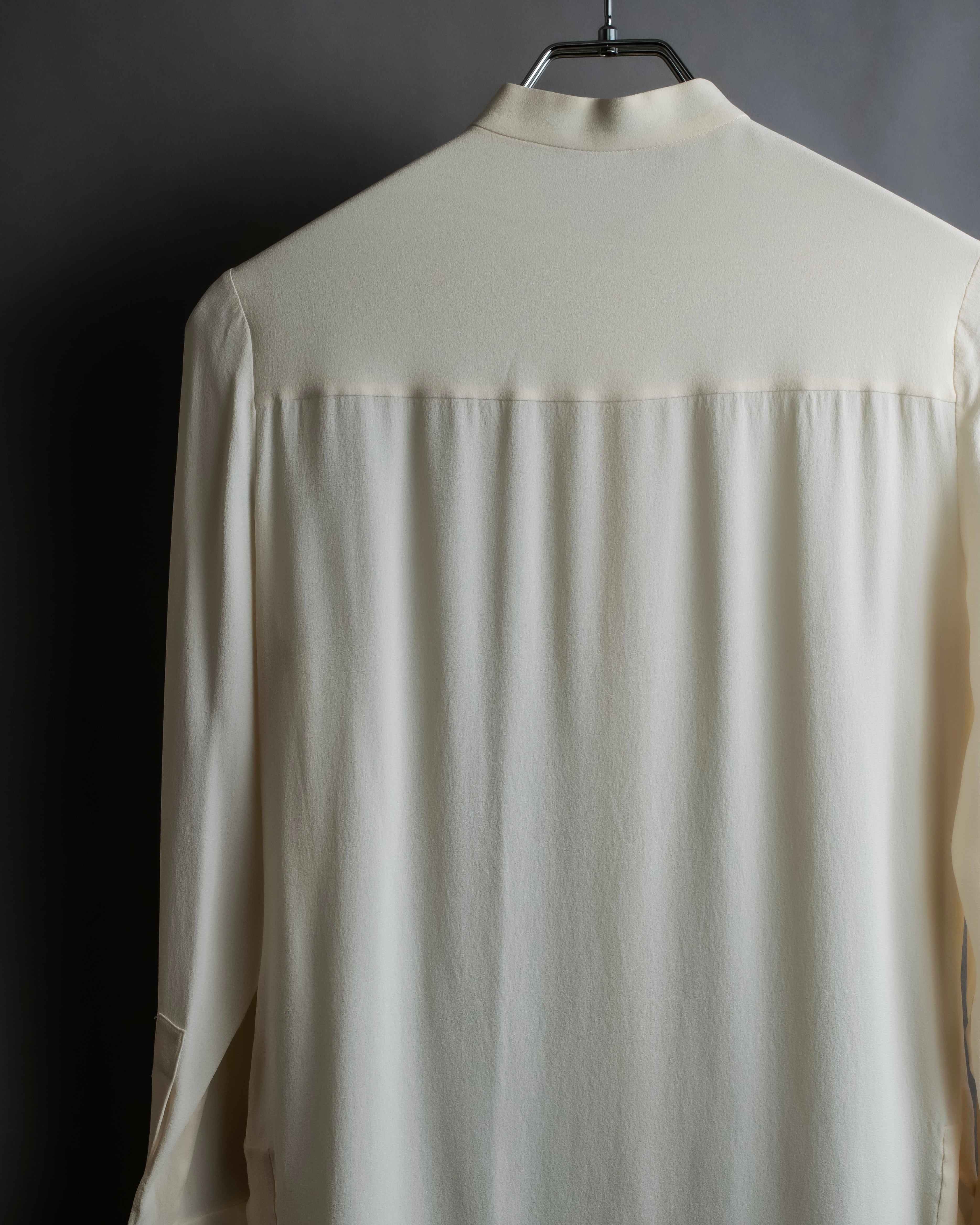 Camisa de seda con bordado en forma de logotipo "Alexandar McQueen" sin cuello