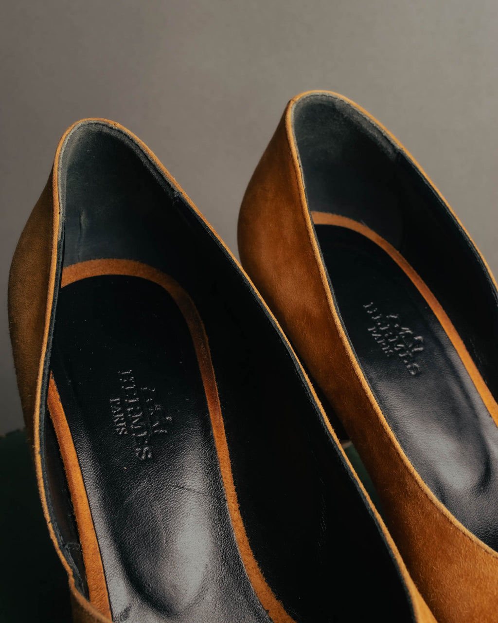"Hermès" 90's-00's Sculptural suede pointed-toe pumps