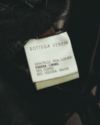 BOTTEGA VENETA 表記と、表地がリアルレザーであることを示す内タグのカット。裏地はキュプラ55パーセント、ビスコースレーヨン45パーセントと記載されています。
