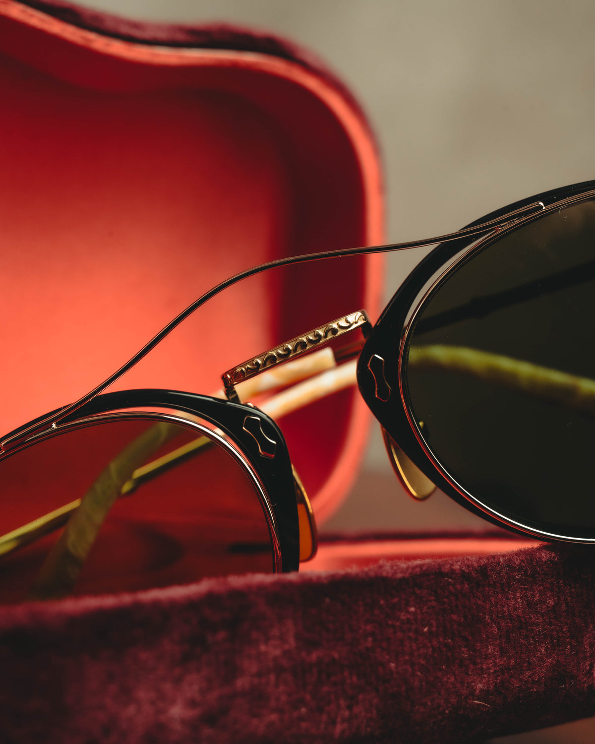 “GUCCI” 10’s-20’s Ornate double-bridge round sunglasses
