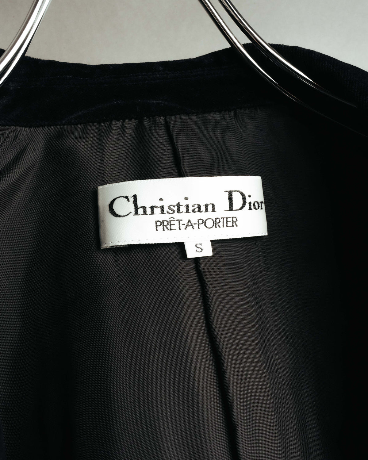 首元に配された「Christian Dior PRÊT-À-PORTER」の織りネームと、サイズS表記を確認できる内側のカット。滑らかな裏地の質感も併せて写しています。