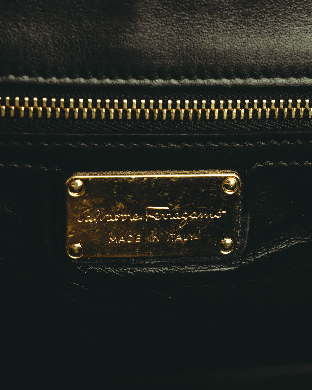 -SPECIAL- "Salvatore Ferragamo" 10's Elegant suede chain shoulder bag