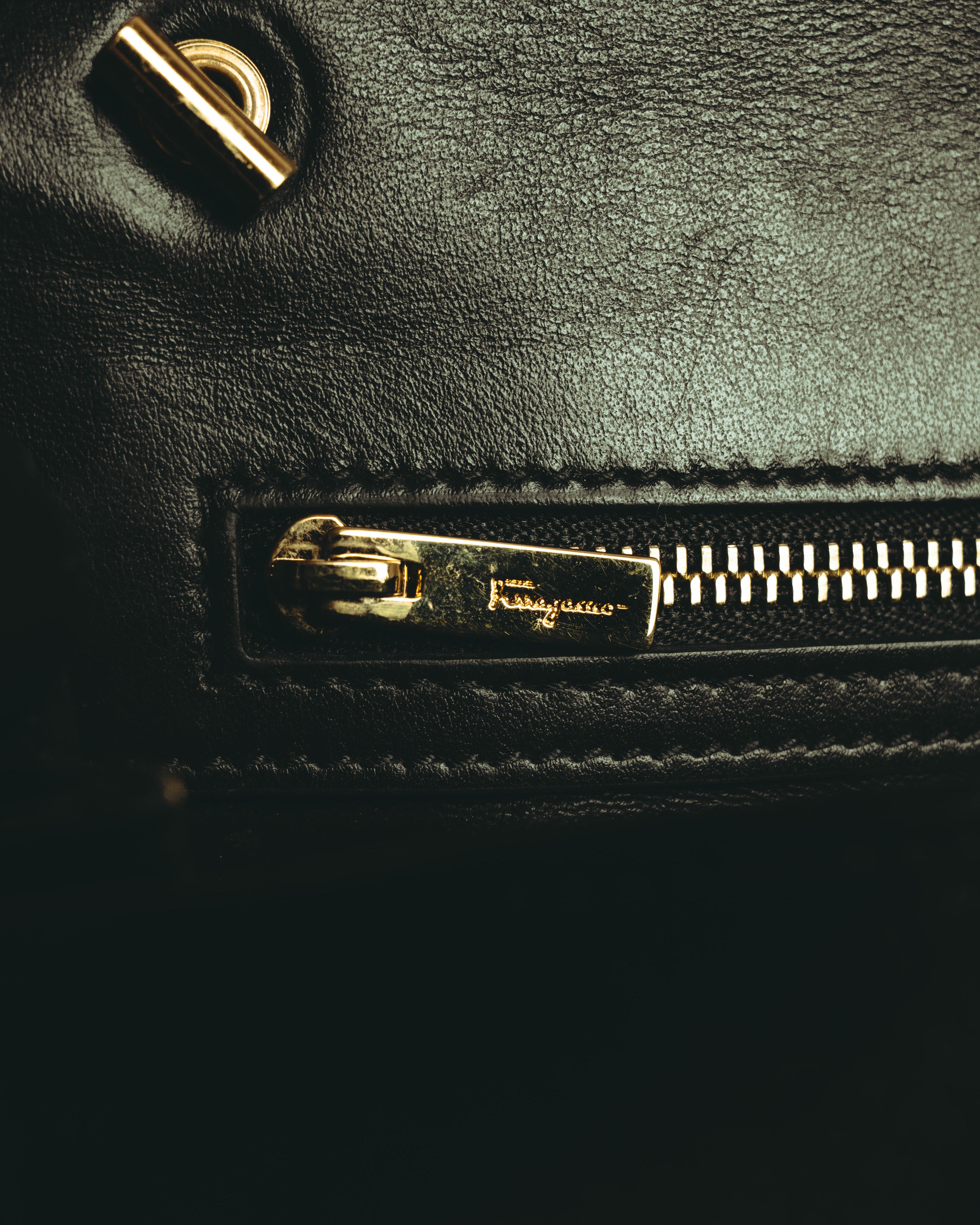 -SPECIAL- "Salvatore Ferragamo" 10's Elegant suede chain shoulder bag
