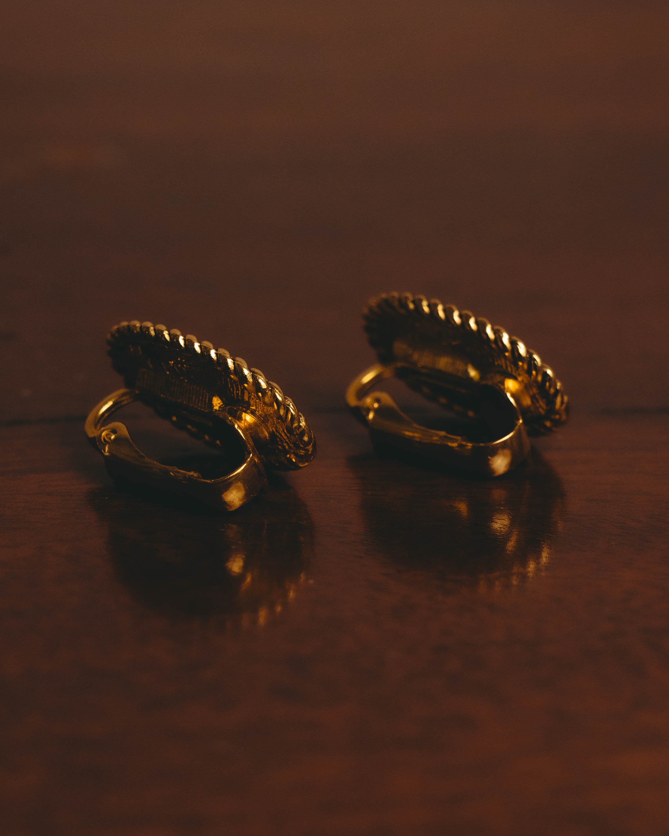 -SPECIAL- "CHANEL" 70's-80's Sculptural oval clip-on earrings