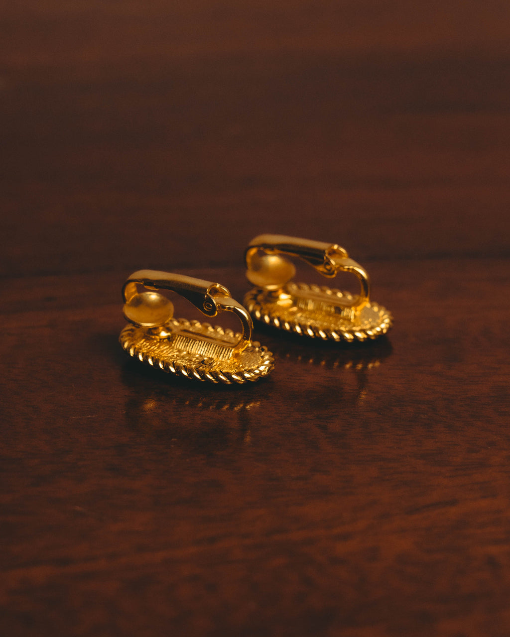 -SPECIAL- "CHANEL" 70's-80's Sculptural oval clip-on earrings