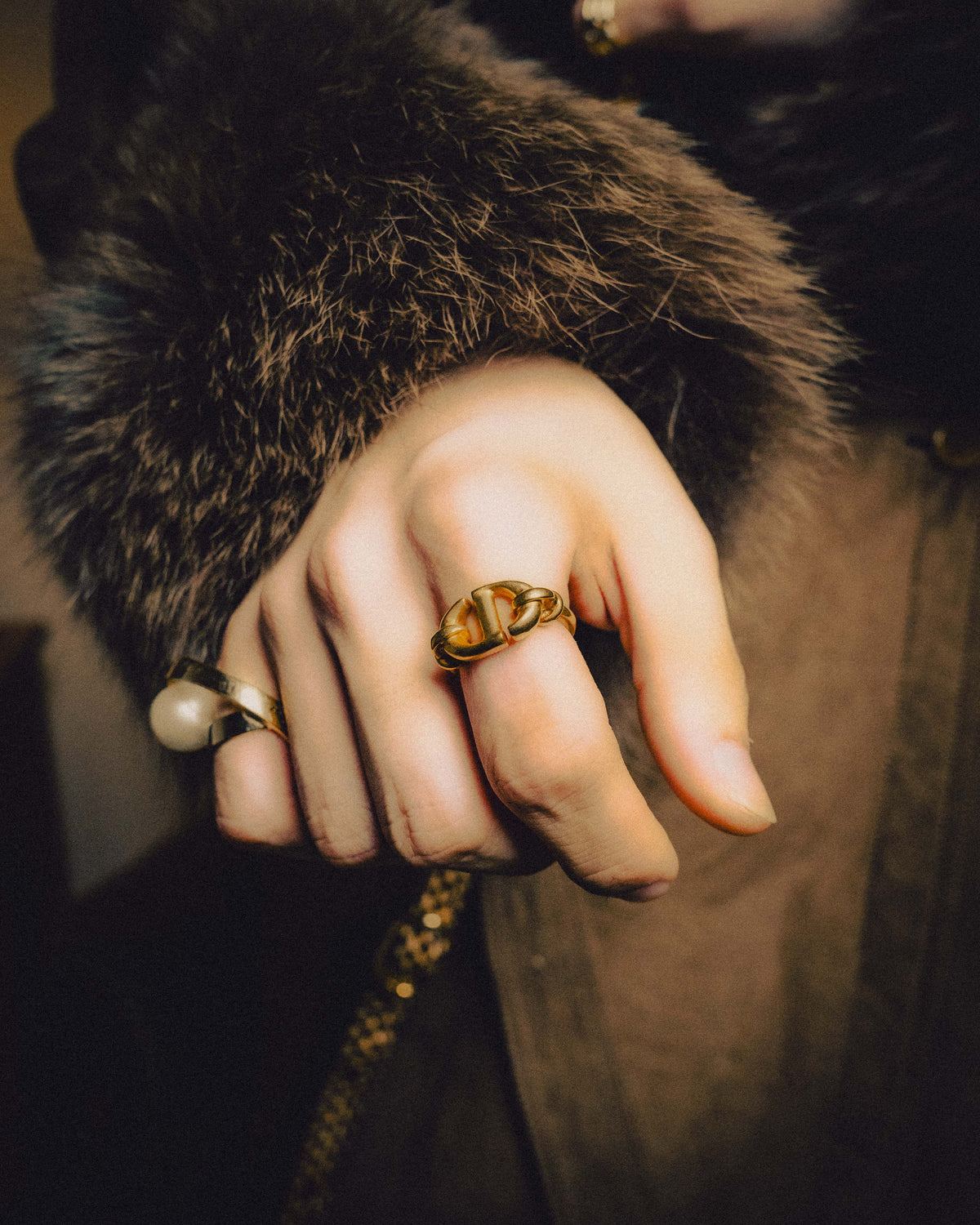 -SPECIAL- “DIOR” 20’s Cd navy sculptural gold tone link ring