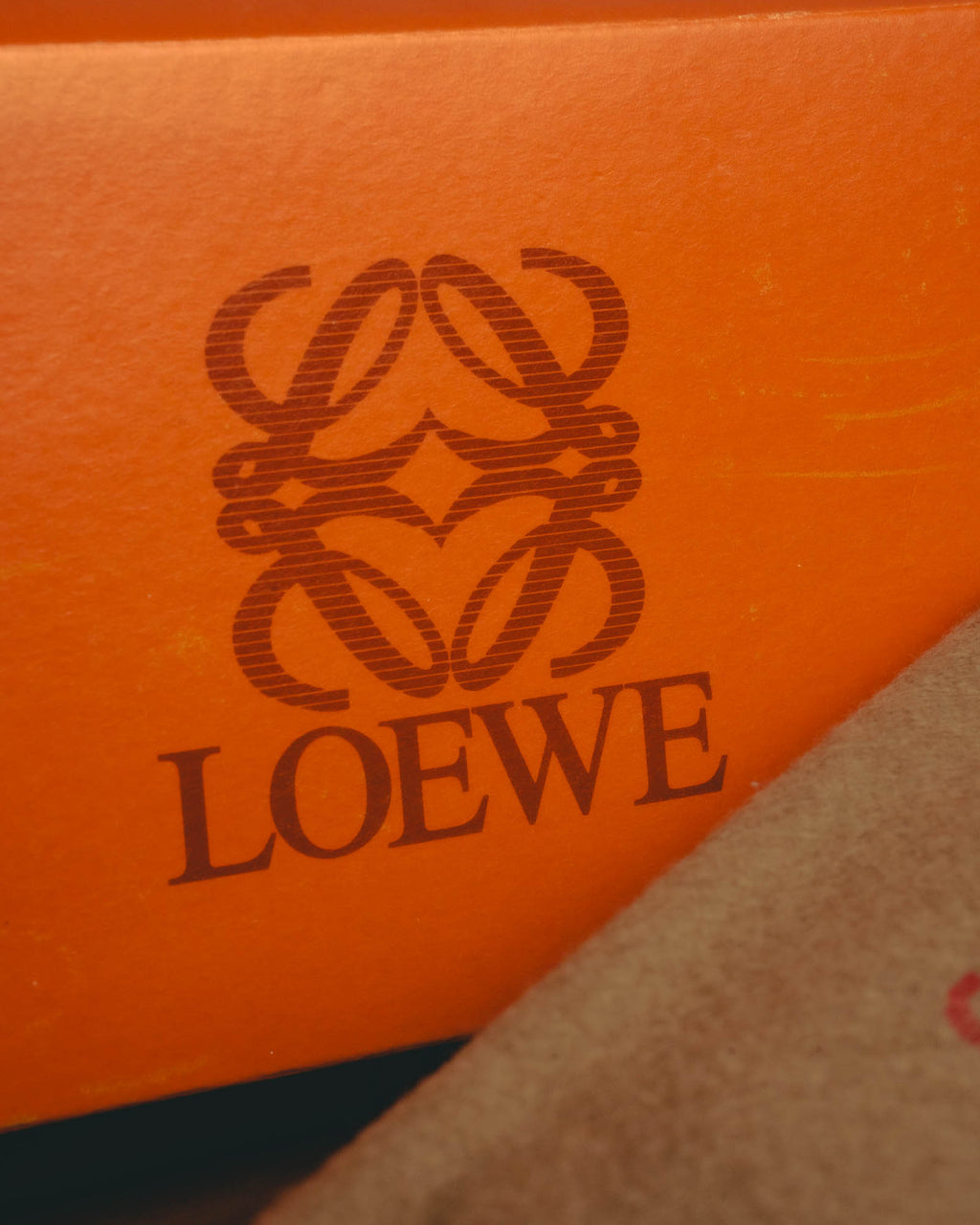 付属品に確認できる、4つのLから成る旧型アナグラムとセリフ体のLOEWEロゴのディテール。