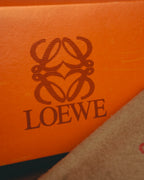 付属品に確認できる、4つのLから成る旧型アナグラムとセリフ体のLOEWEロゴのディテール。