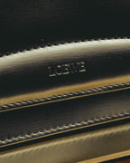 艶を帯びたブラックのフロントに刻まれた「LOEWE」ロゴと、輪郭に沿って施されたステッチを捉えたディテールカット。