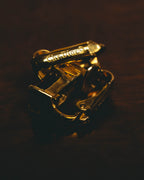 裏面のゴールドトーン金具に入ったセリフ体のChr.Dior©刻印と、機械式のクリップ金具を捉えたディテールカット。