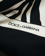 ゼブラ柄と額縁状のボーダーを寄りで捉えたカット。アイボリー系のボーダー部分に DOLCE & GABBANA のロゴが確認できます。