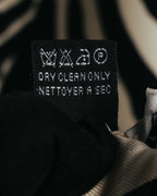 DOLCE & GABBANA、DRY CLEAN ONLY、MADE IN ITALYの表記が確認できる黒い織りタグのクローズアップ。