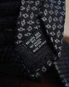 GIORGIO ARMANI、CRAVATTE、MADE IN ITALYの表記が入る織りネームのクローズアップ。裏地にもブランドネームを織り込んだジャカードが確認できるカット。